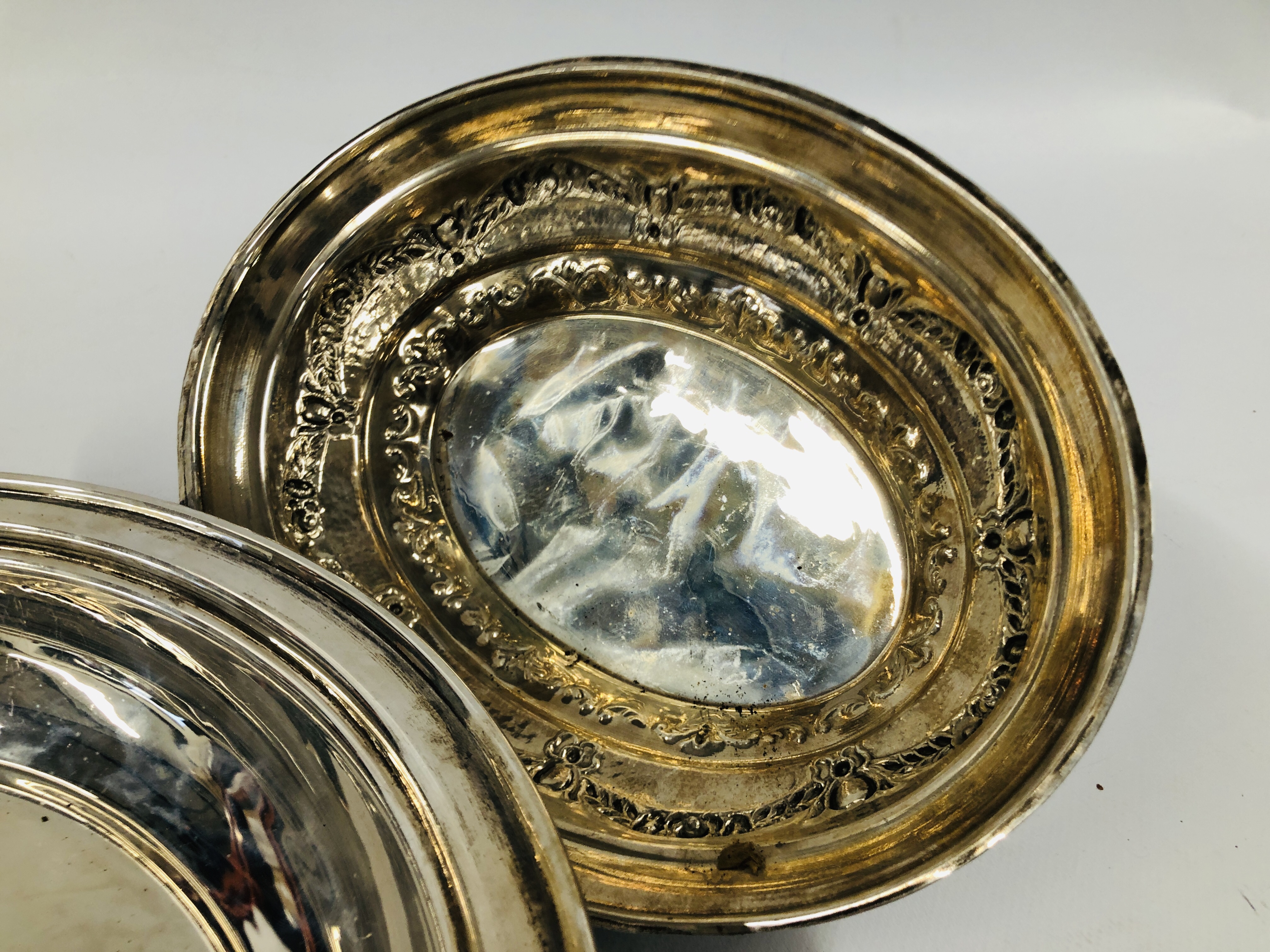 A CONTINENTAL SILVER OVAL TUREEN AND COVER, DECORATED WITH GARLANDS, BASE STAMPED 900, L 30. - Image 9 of 13