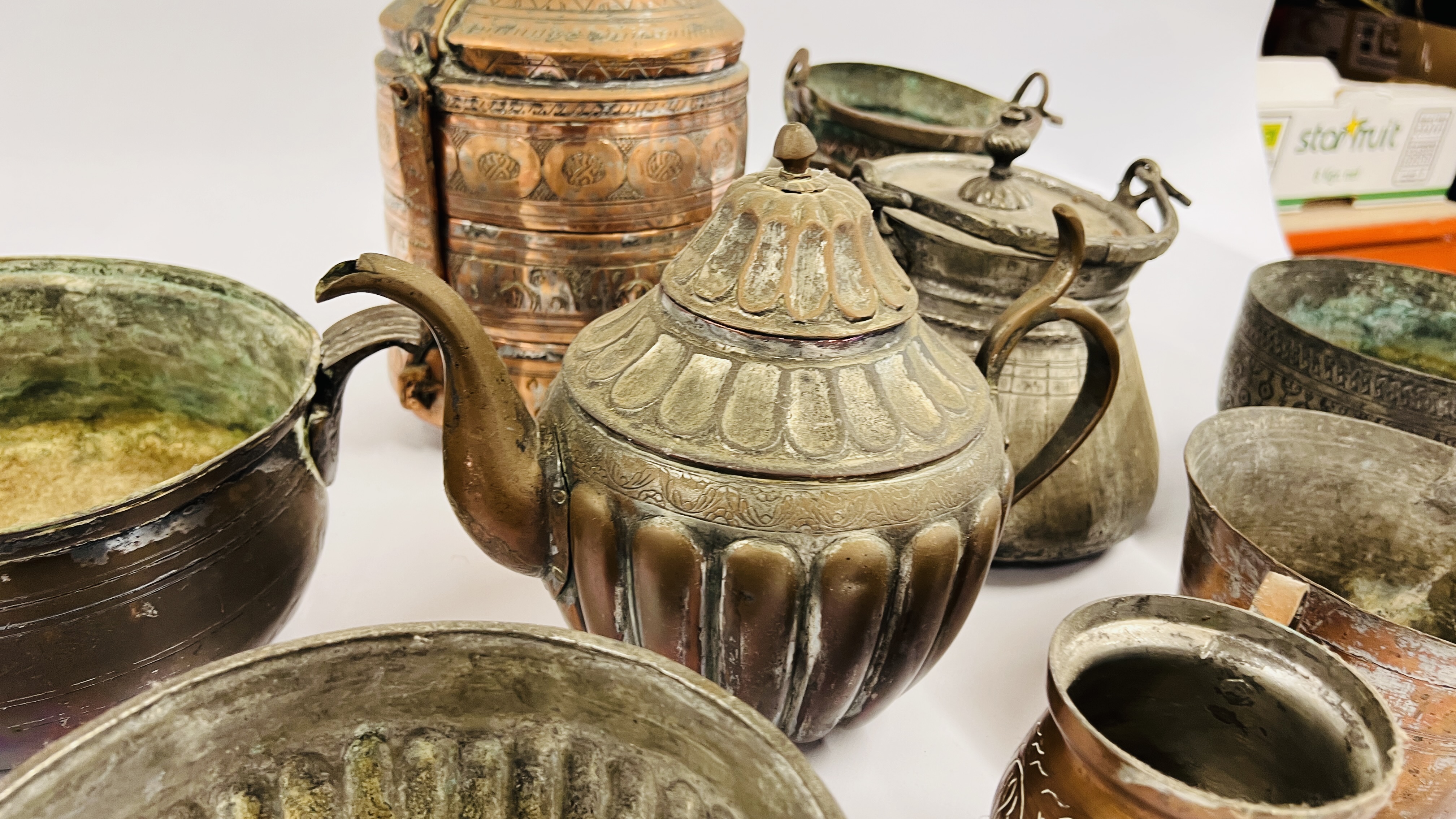 A BOX OF ASSORTED MIDDLE EASTERN AND ASIAN METAL WARE ARTIFACTS COMPRISING PANS, CONTAINERS, - Image 14 of 17