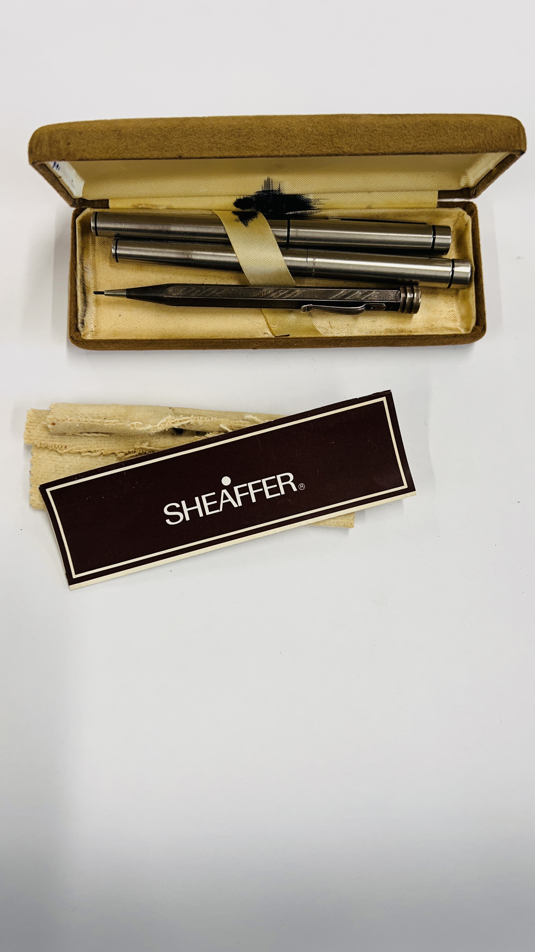 TWO SHEAFFER FOUNTAIN PENS AND BOX ALONG WITH A VINTAGE PROPELLING PENCIL MARKED "SARASTRO" 835.