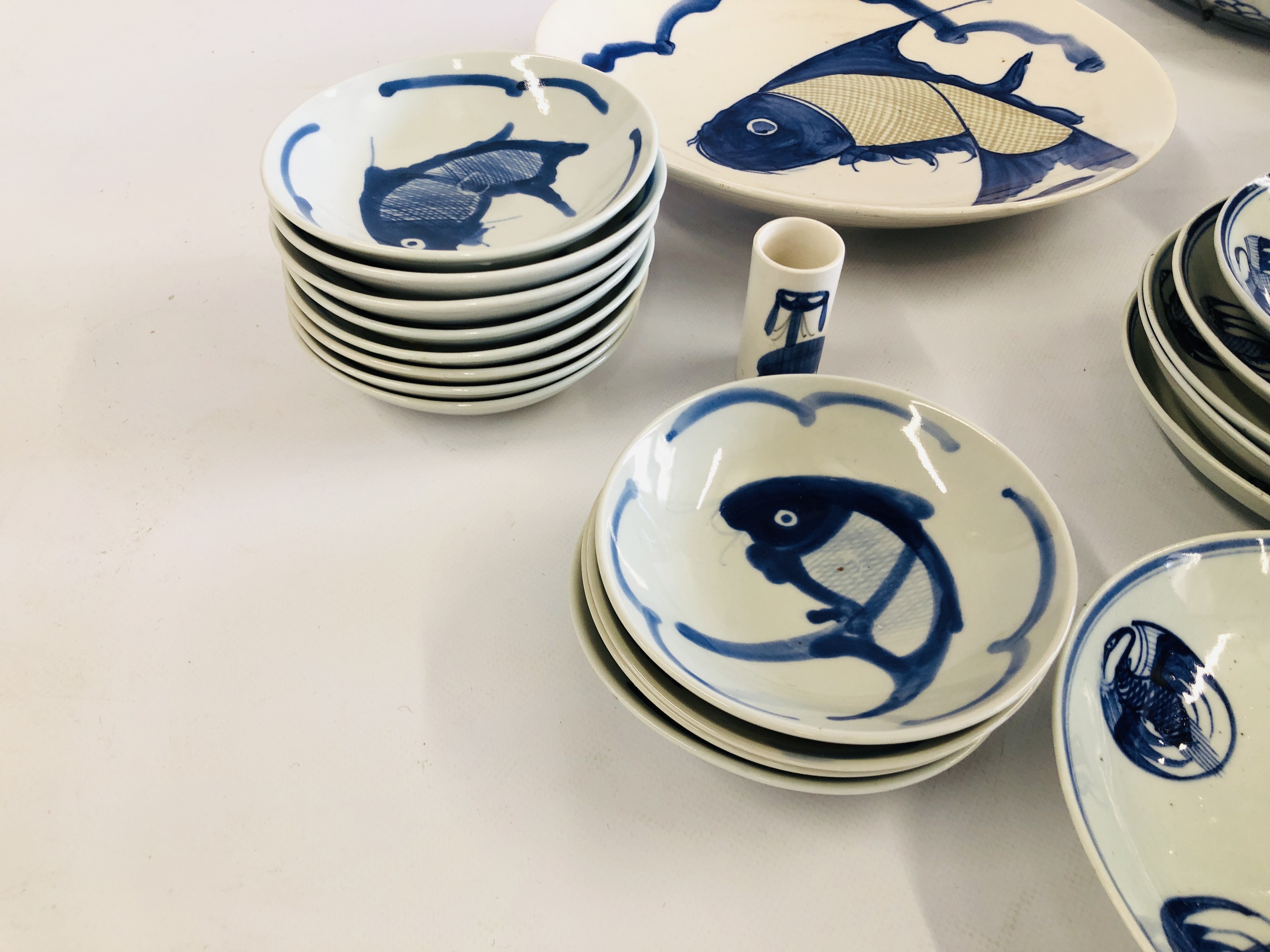 A GROUP OF CHINESE BLUE AND WHITE PLATES AND DISHES DECORATED WITH A FISH SYMBOL ALONG WITH A - Image 7 of 14