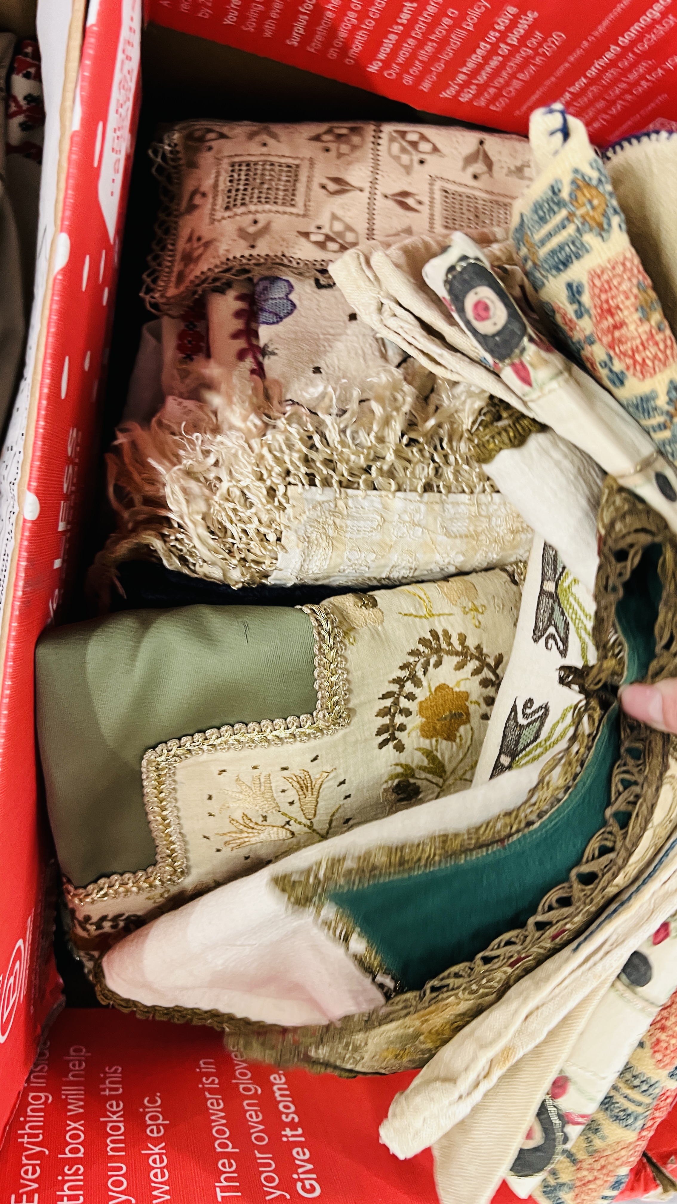 THREE BOXES OF ASSORTED LINEN AND LACE TO INCLUDE VARIOUS VINTAGE NEEDLEWORK SAMPLES, - Image 4 of 8