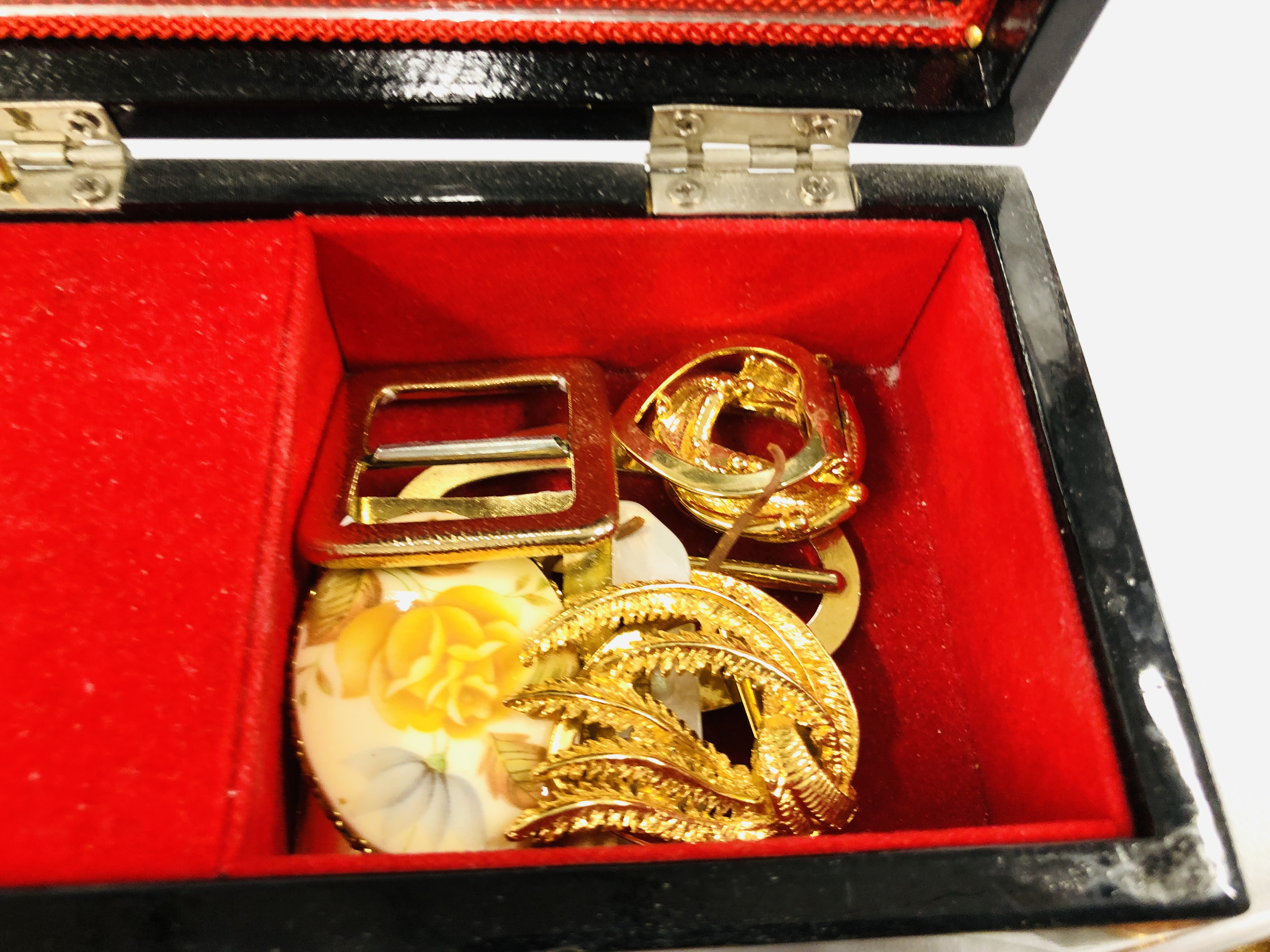 A BOX OF ASSORTED COSTUME JEWELLERY TO INCLUDE VINTAGE BROOCHES, NECKLACES, CLIP ON EARRINGS, - Image 8 of 10