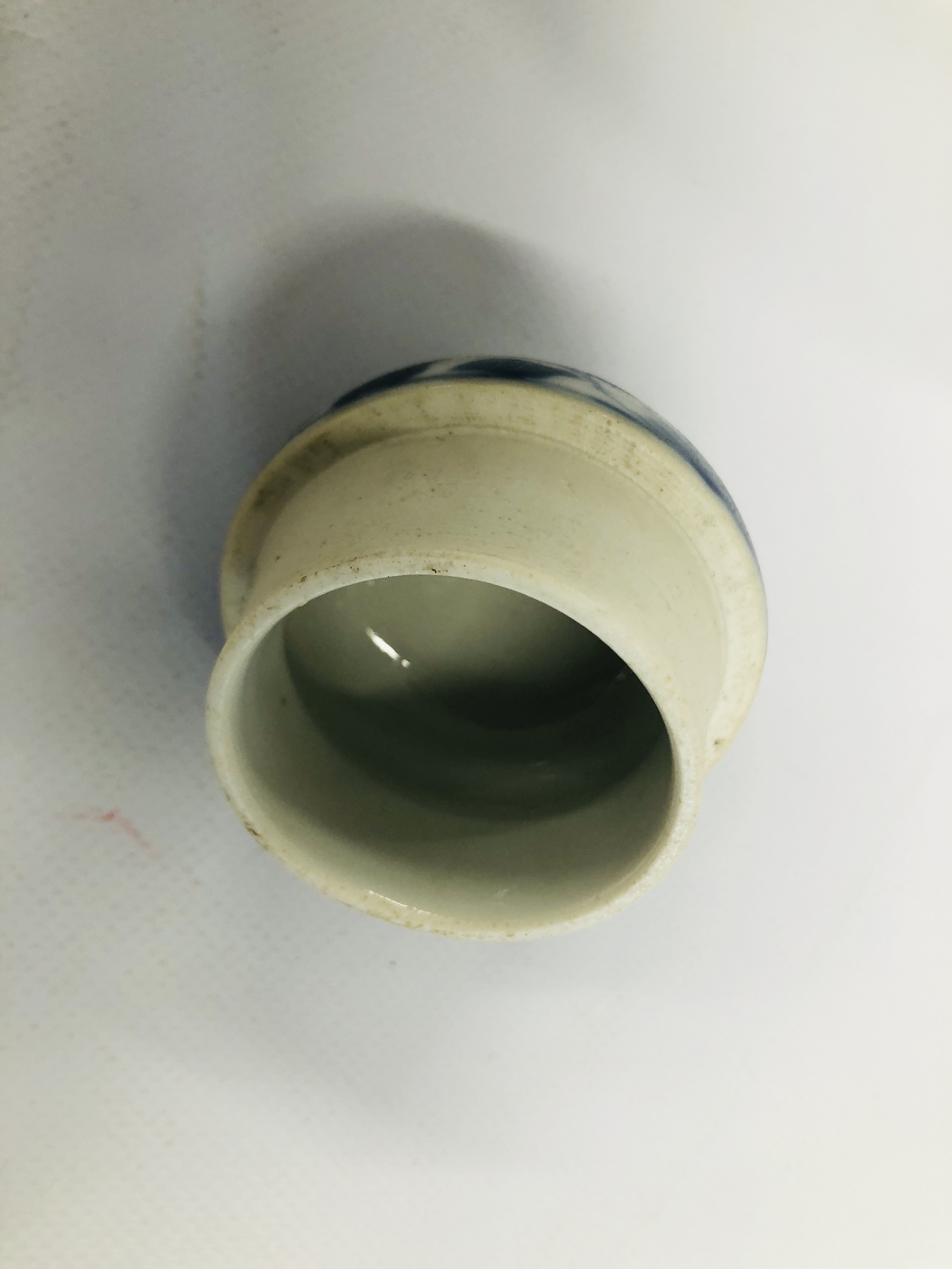 A VINTAGE CHINESE BLUE AND WHITE OVOID VASE AND COVER (A/F HAIRLINE CRACK AND SMALL CHIP) H 24CM. - Image 9 of 11