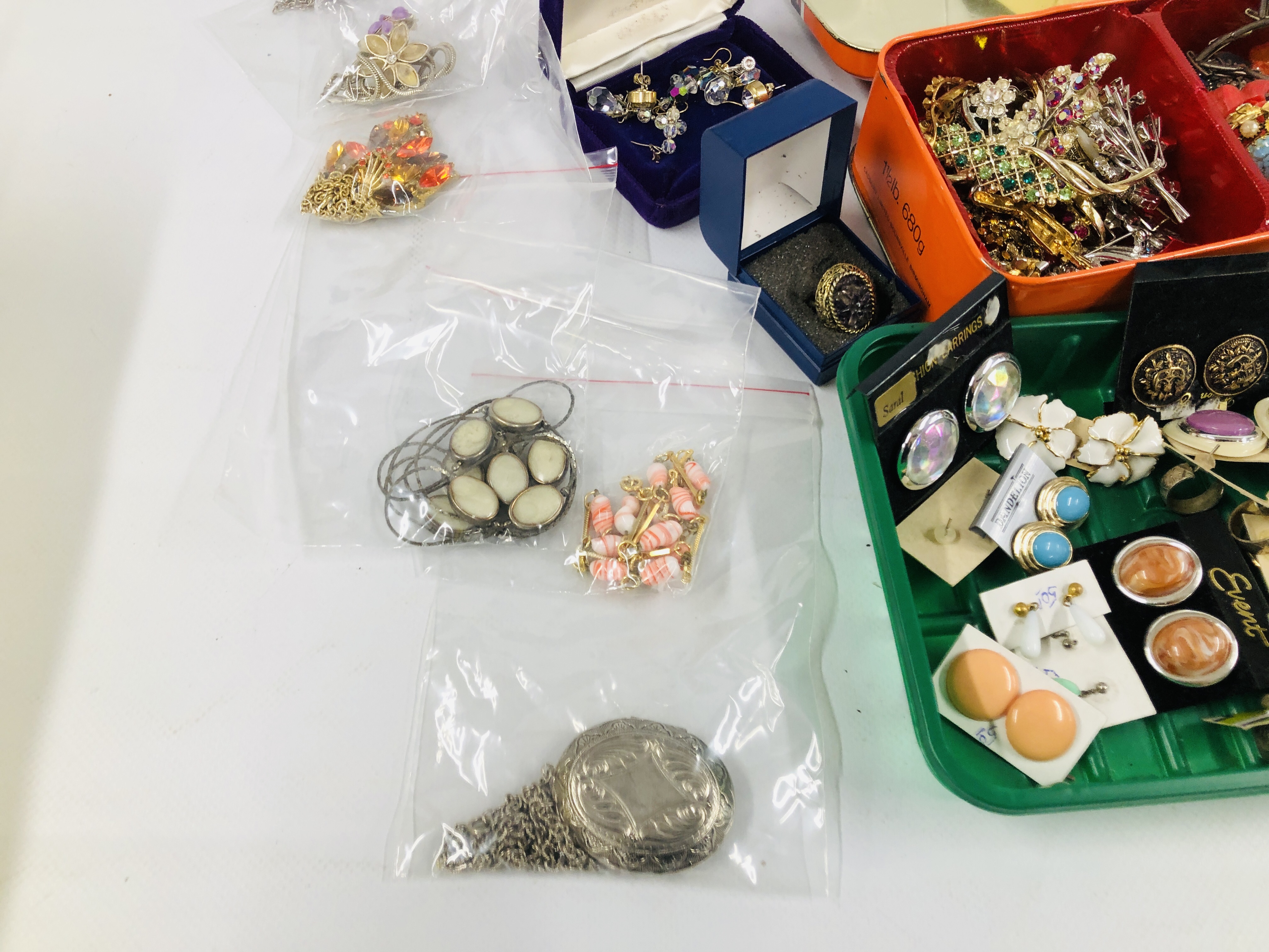 A BOX OF ASSORTED COSTUME JEWELLERY TO INCLUDE VINTAGE BROOCHES, NECKLACES, CLIP ON EARRINGS, - Image 5 of 10
