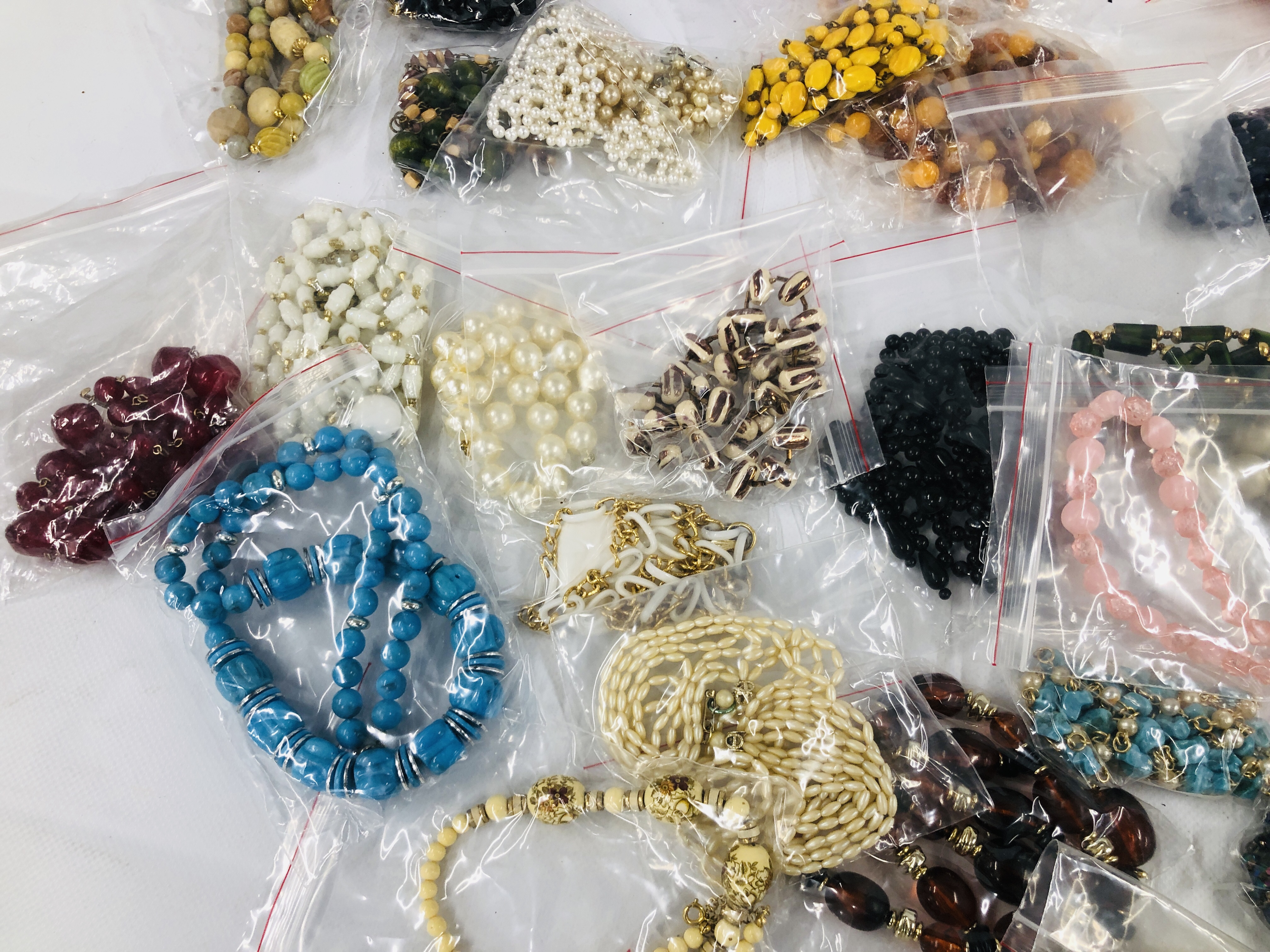 A BOX CONTAINING AN EXTENSIVE COLLECTION OF MODERN AND VINTAGE BEADED NECKLACES ETC. - Image 7 of 7