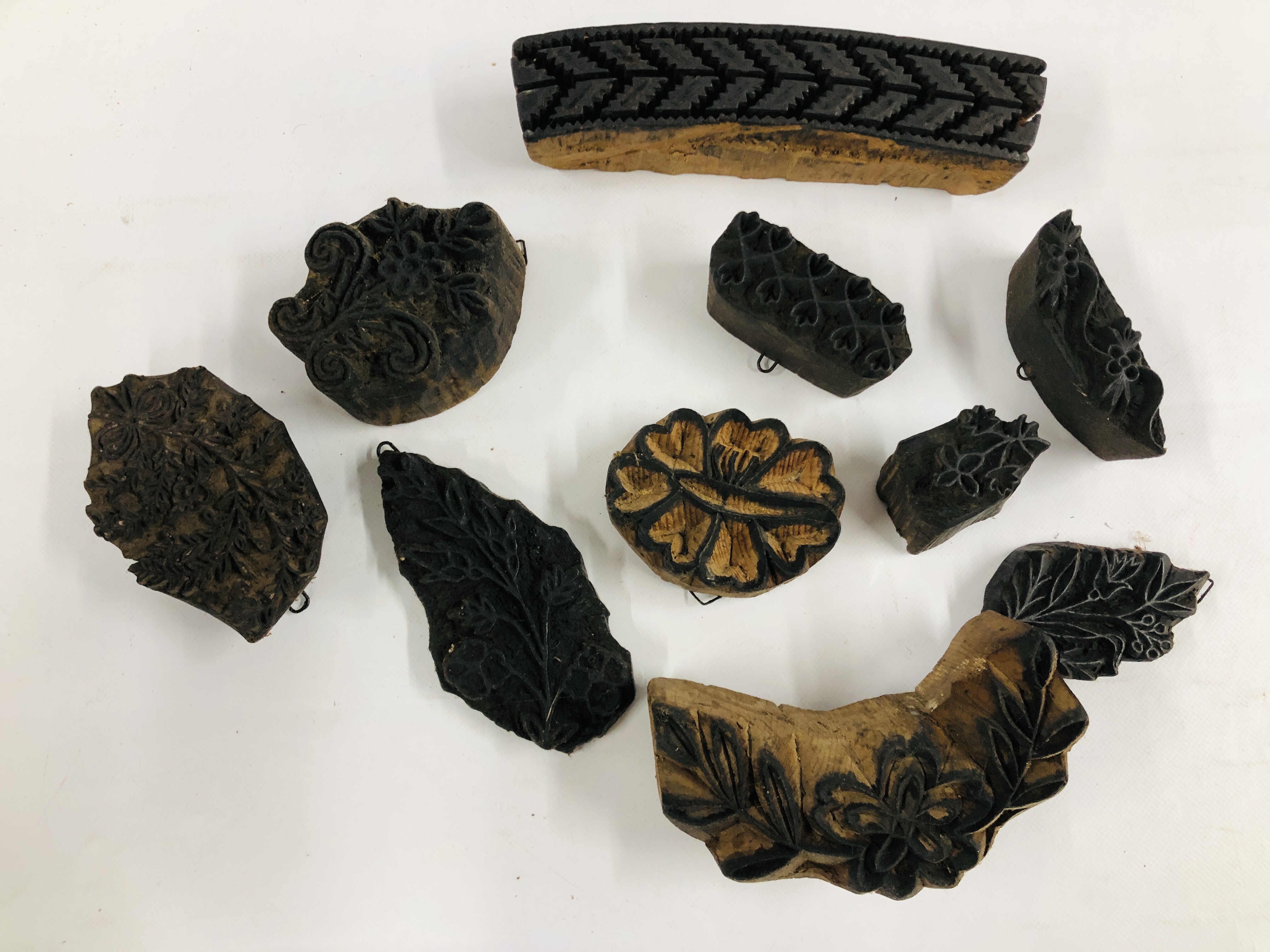 A COLLECTION OF TEN WOODEN PRINTING BLOCKS - Image 2 of 3