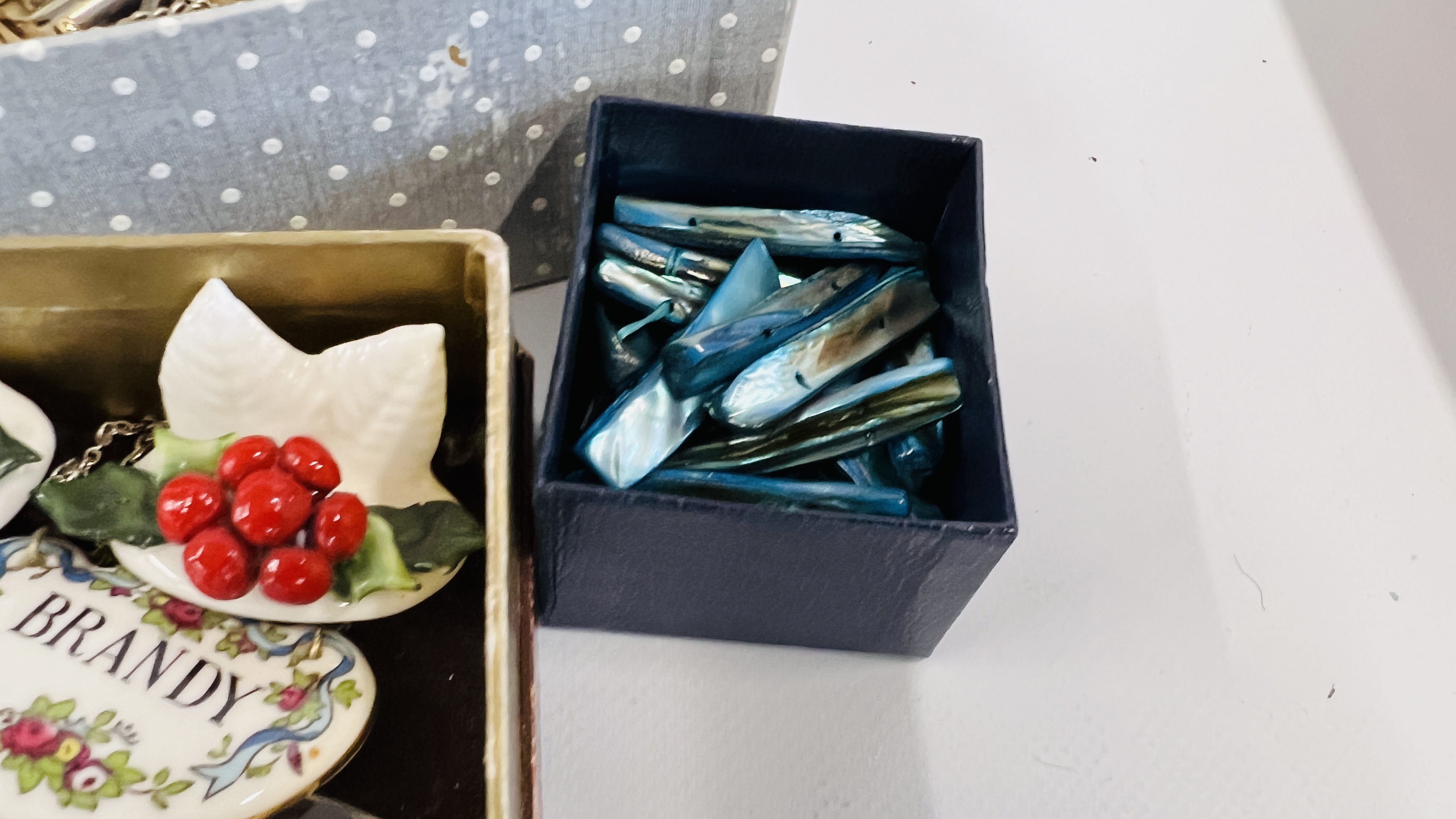 A BOX OF ASSORTED VINTAGE COSTUME JEWELLERY TO INCLUDE SIMULATED PEARLS, KELTON WRIST WATCH A/F, - Image 5 of 10