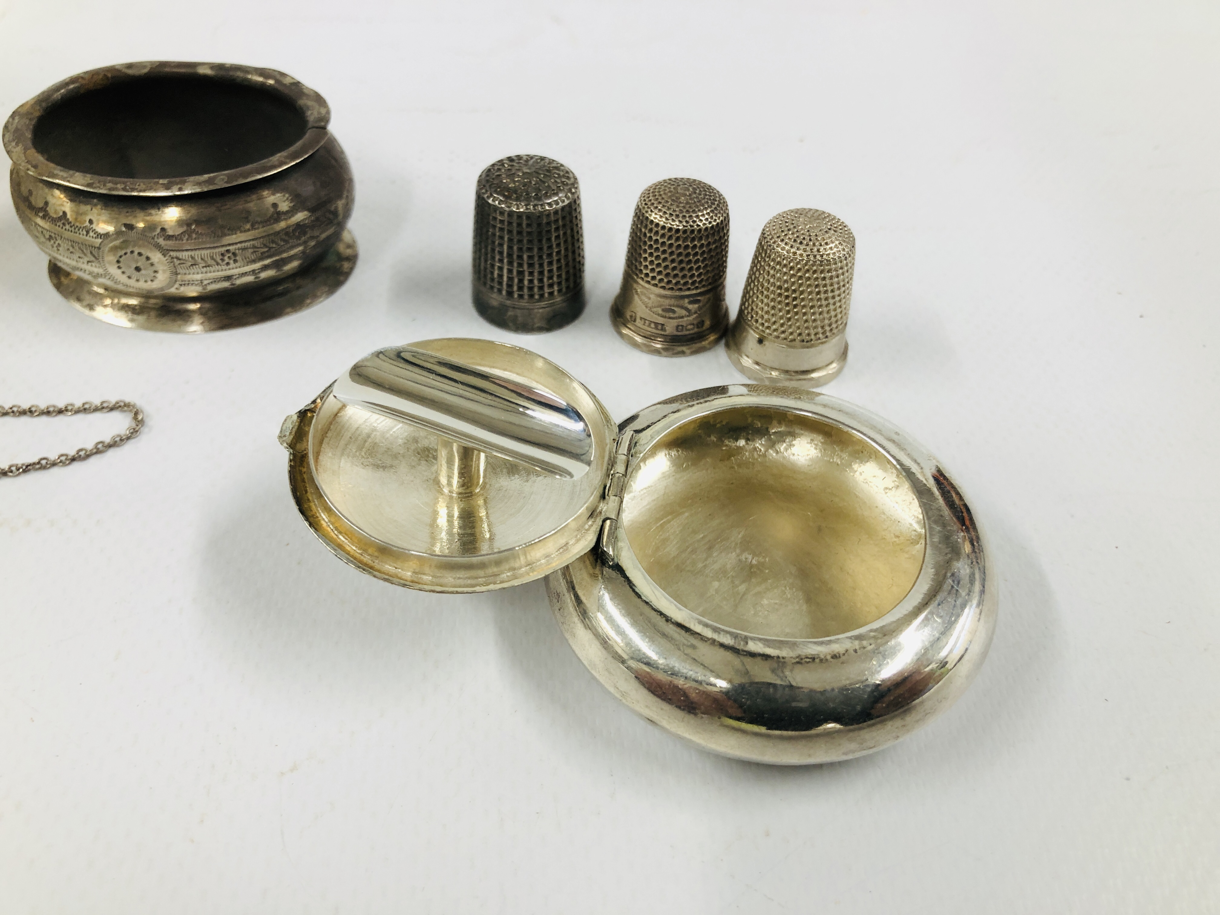 MIXED SILVER ITEMS TO INCLUDE CHARLES HORNER, BRACELET, THIMBLES, ETC. - Image 4 of 16