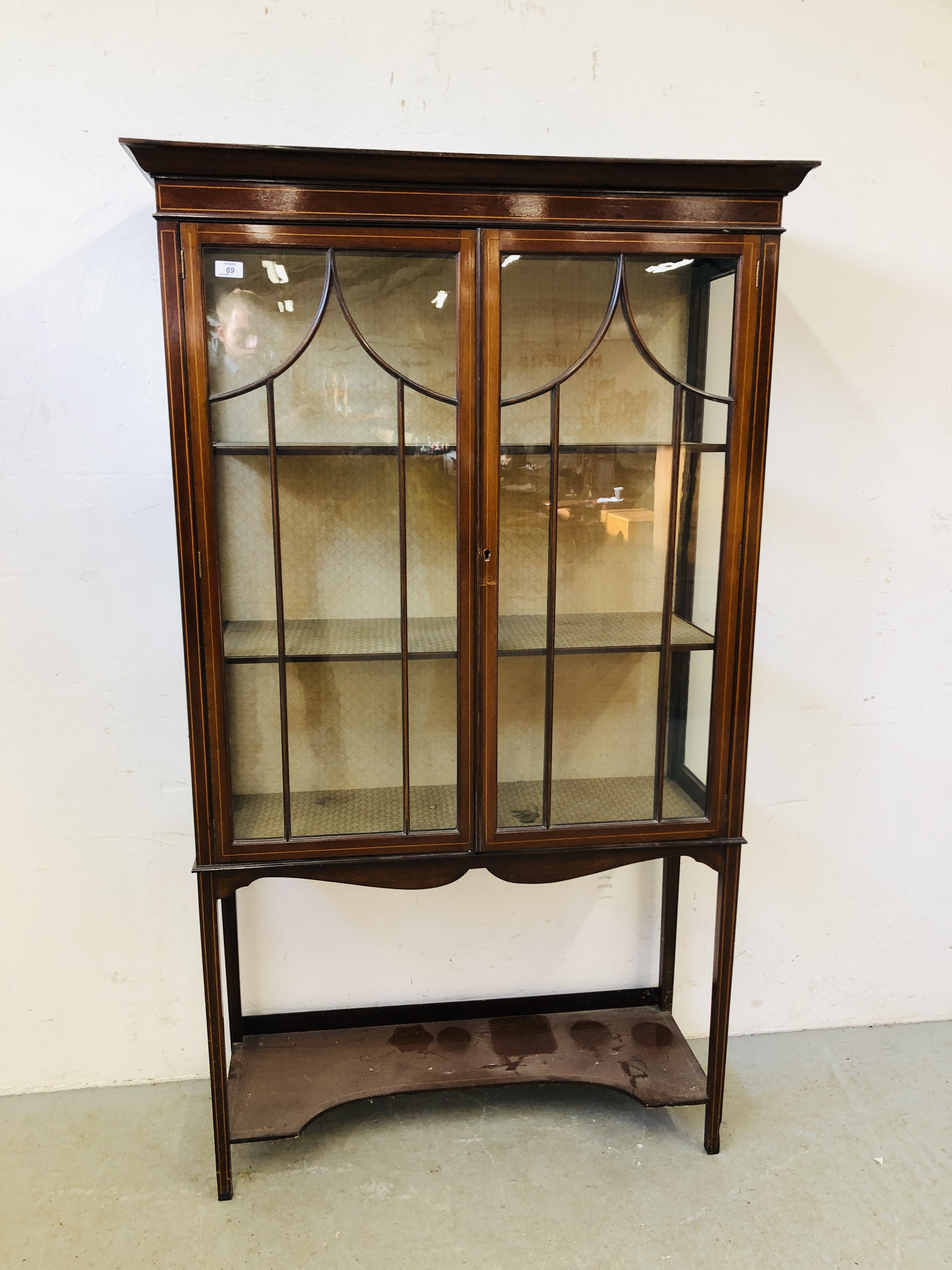 AN ANTIQUE MAHOGANY AND INLAID 2 DOOR GLAZED CABINET WITH LOWER TIER W 100CM X D 36CM X H 170CM.