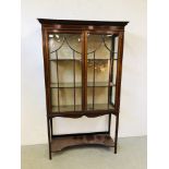 AN ANTIQUE MAHOGANY AND INLAID 2 DOOR GLAZED CABINET WITH LOWER TIER W 100CM X D 36CM X H 170CM.