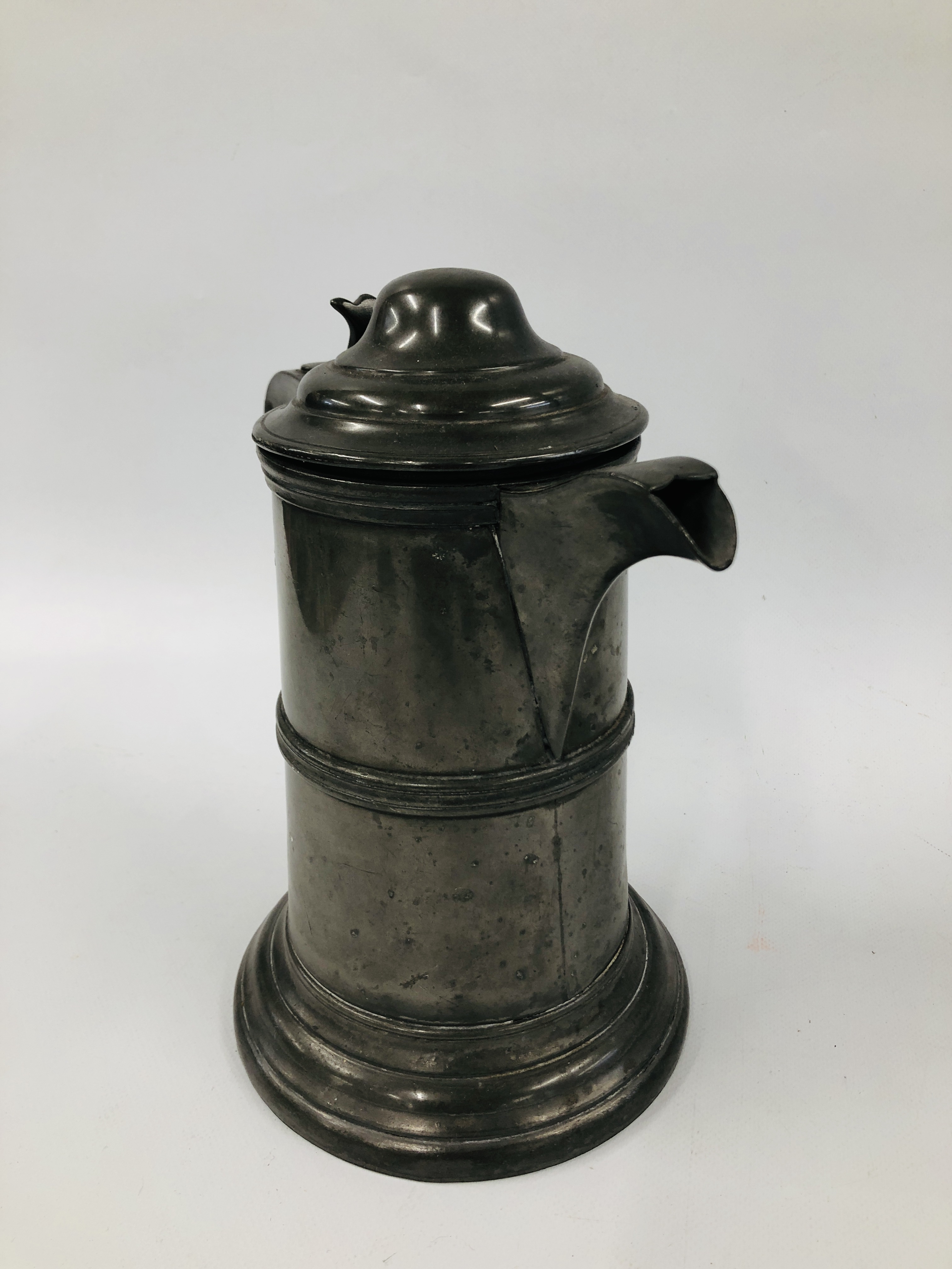 A VICTORIAN PEWTER FLAGON, H 26CM. - Image 5 of 7