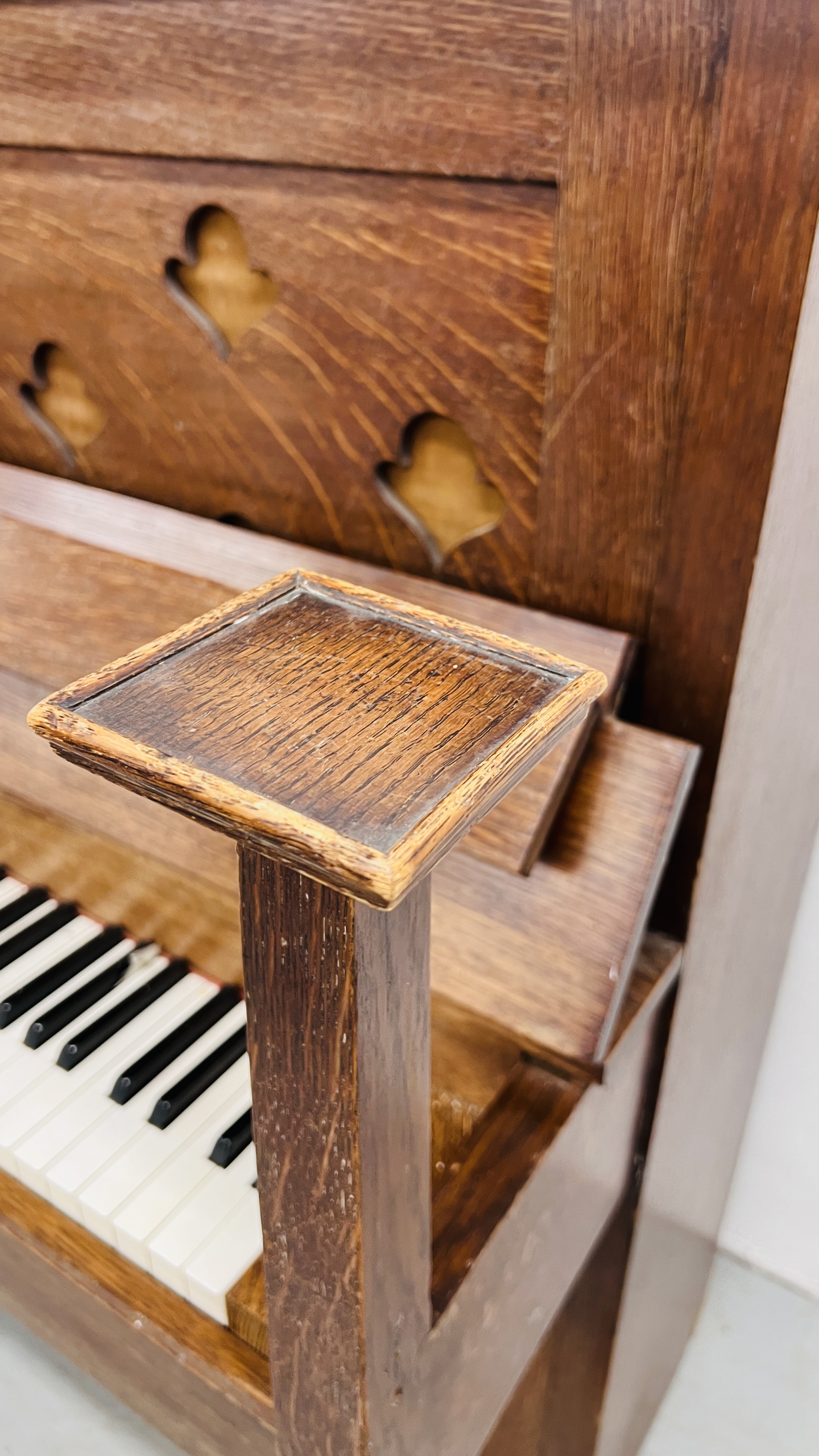 A VINTAGE OAK ARTS AND CRAFTS PIANO WITH ORIGINAL MAKERS LABEL COLLARD & COLLARD HOLDER BROS. - Image 8 of 12