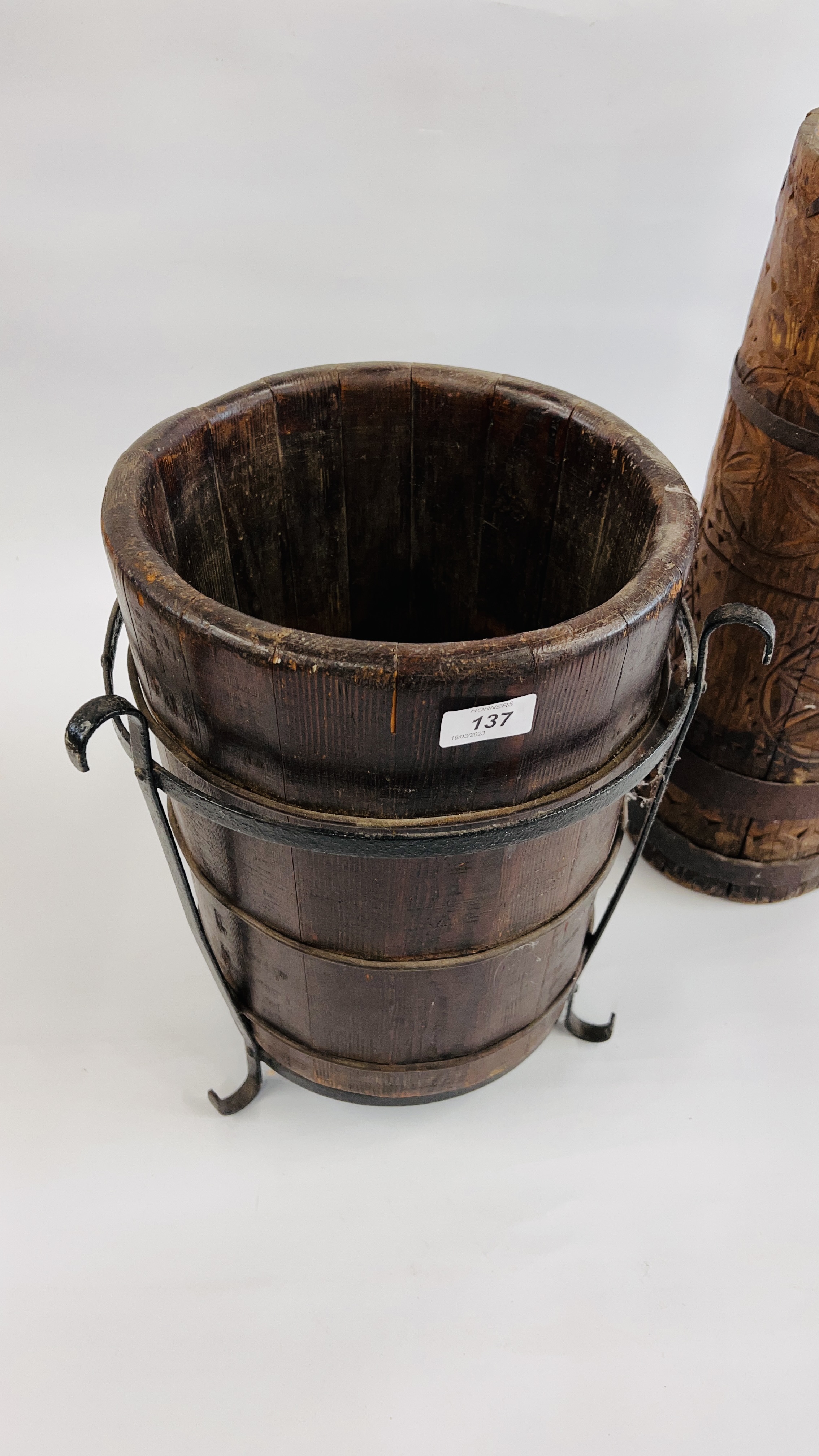 A VINTAGE OAK PLANTER INSET IN A METAL CRAFT STAND H 39CM ALONG WITH A FURTHER CARVED HARDWOOD - Image 4 of 9