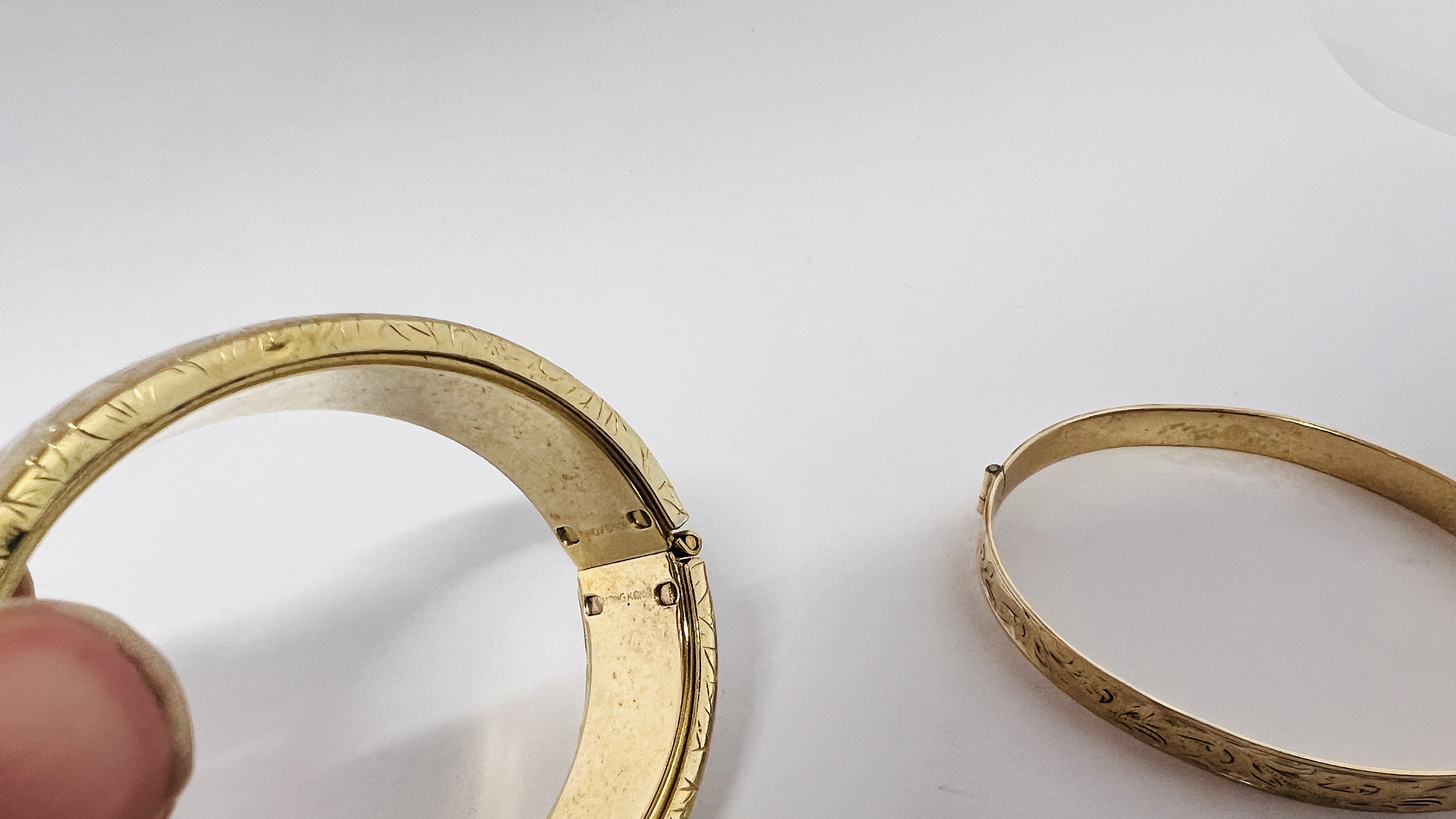 TWO GOLD TONE HINGED BANGLES. - Image 7 of 9