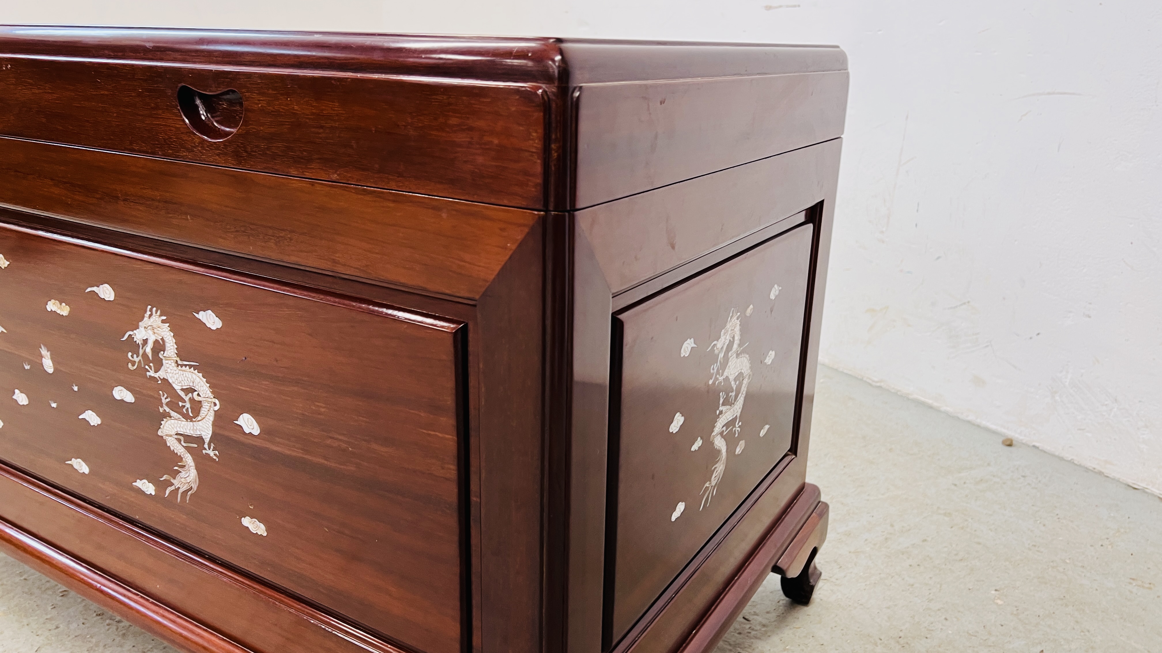 A GOOD QUALITY HARDWOOD ORIENTAL CHEST WITH MOTHER OF PEARL DRAGON INLAY. - Image 6 of 10