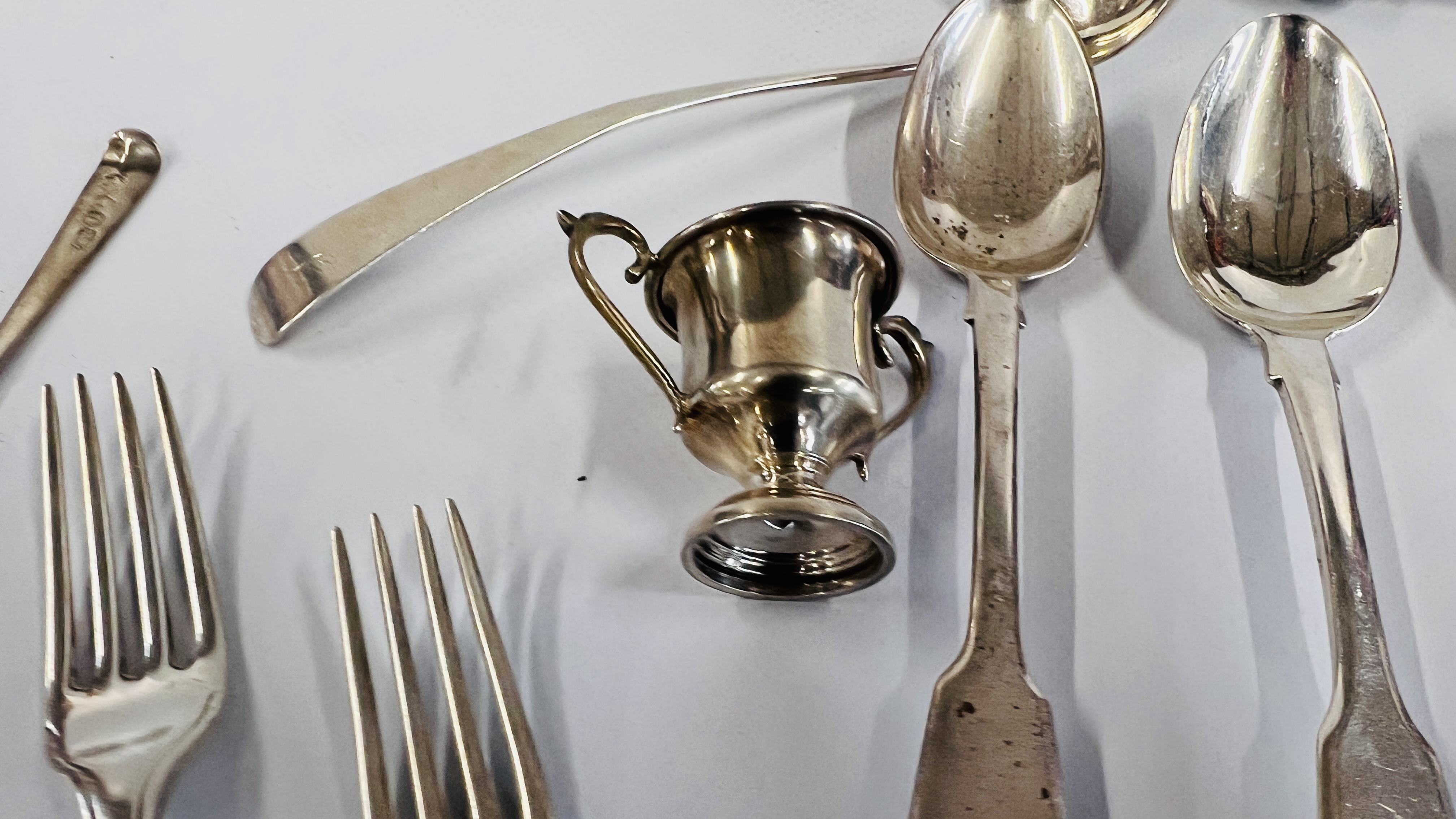 A MINIATURE SILVER TROPHY CUP, 2 SILVER BUTTER KNIVES, - Image 5 of 10