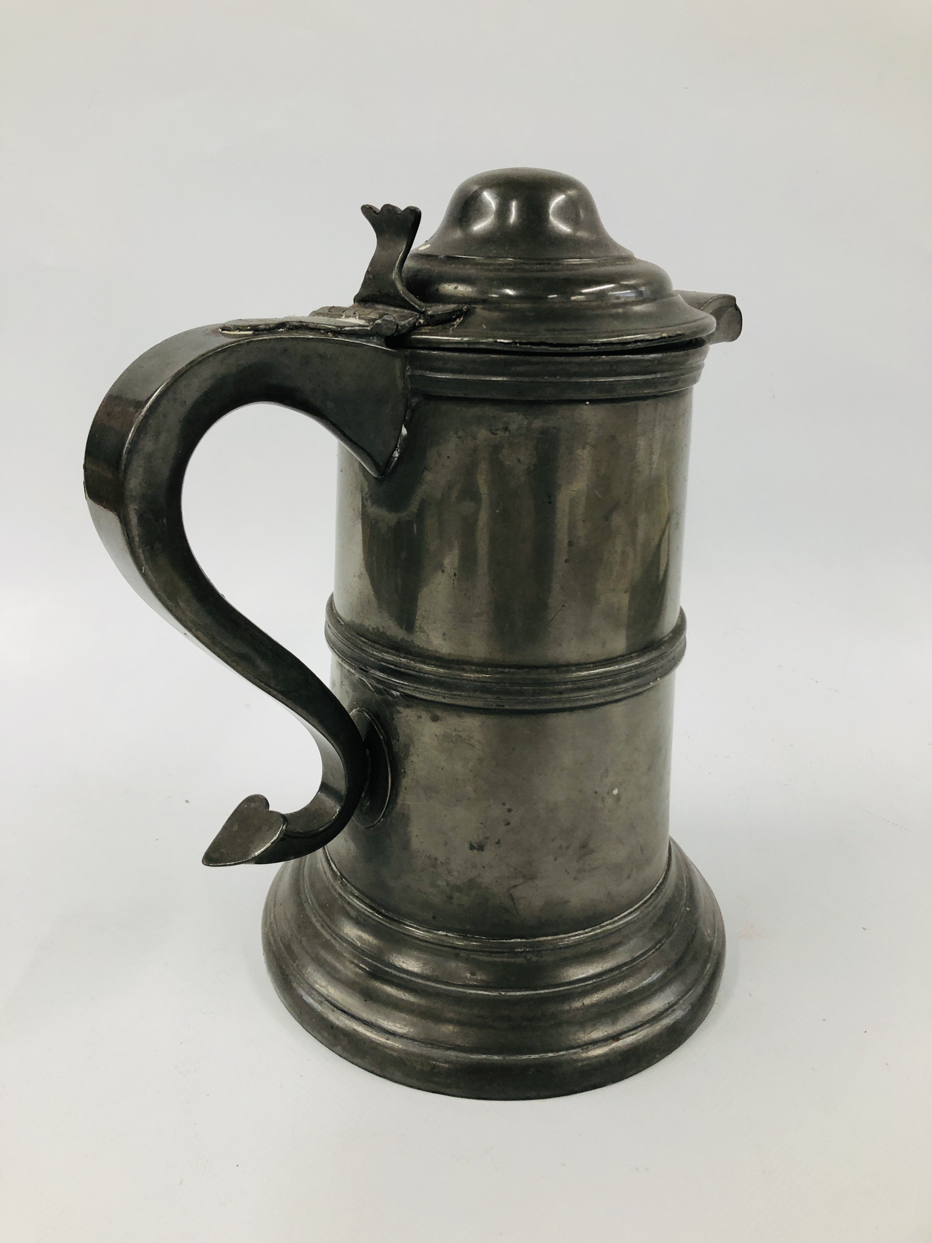 A VICTORIAN PEWTER FLAGON, H 26CM. - Image 4 of 7