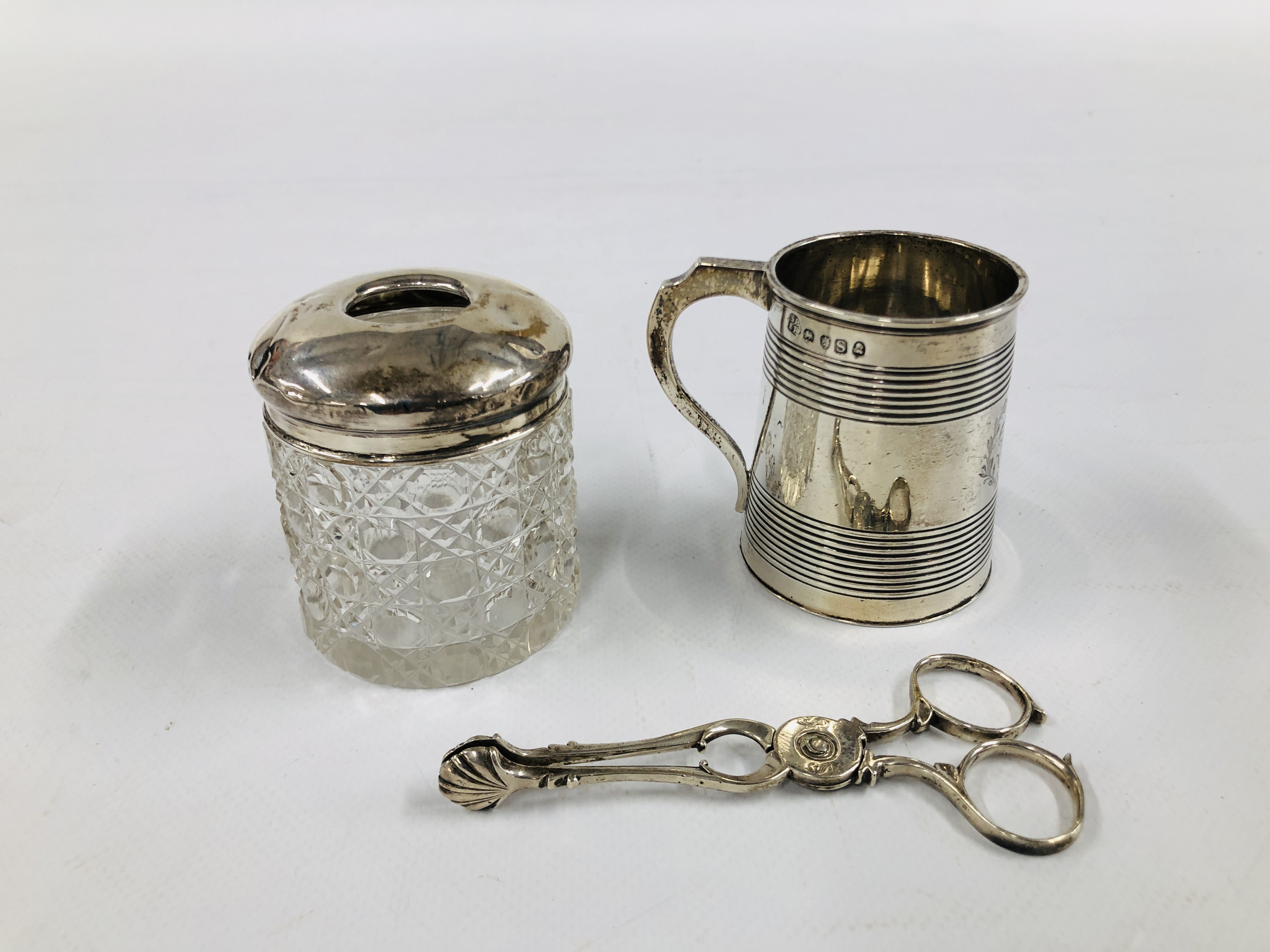 A SILVER TANKARD LONDON ASSAY 6.