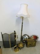 A GROUP OF BRASS WARE TO INCLUDE A MAGAZINE RACK, FIRE SCREEN, 2 ELABORATE MIRRORS,