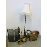 A GROUP OF BRASS WARE TO INCLUDE A MAGAZINE RACK, FIRE SCREEN, 2 ELABORATE MIRRORS,
