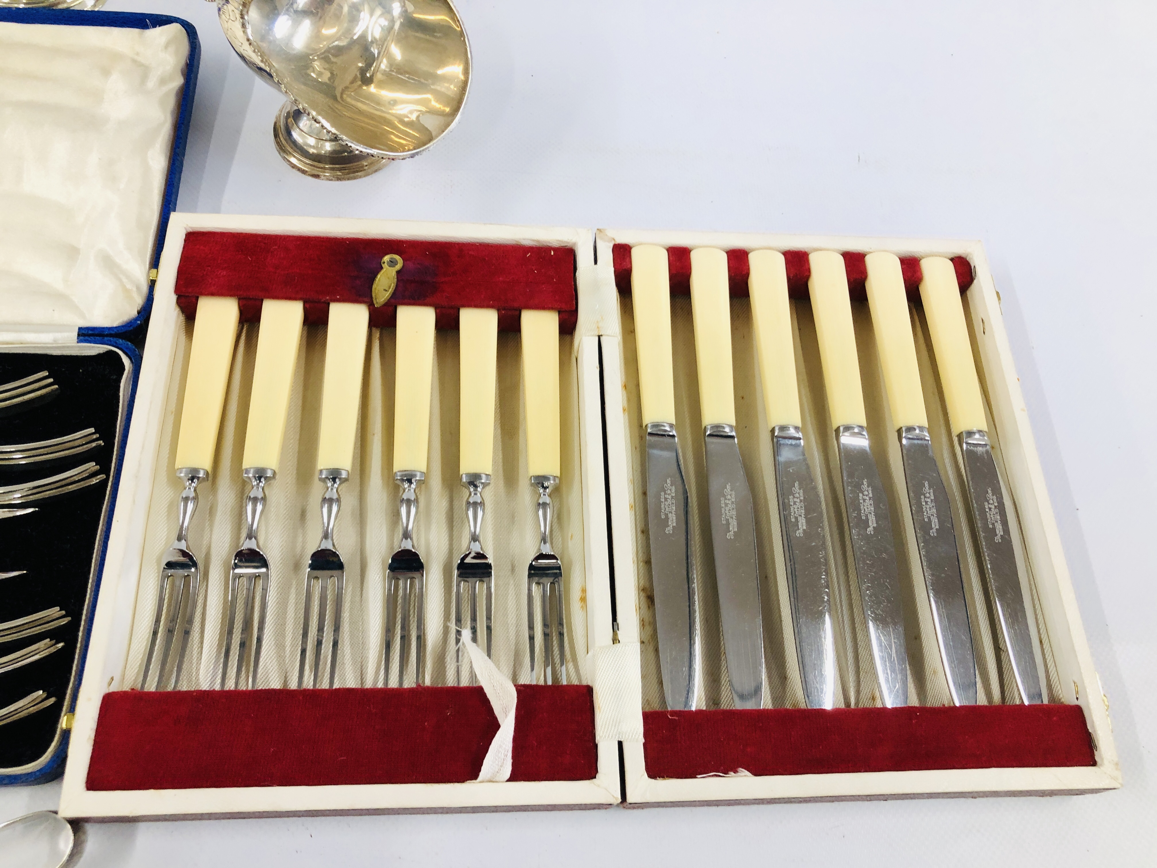 A CASED SET OF SIX GRAPEFRUIT SPOONS, CASED SET OF SIX CAKE FORKS AND SERVER, - Image 5 of 7