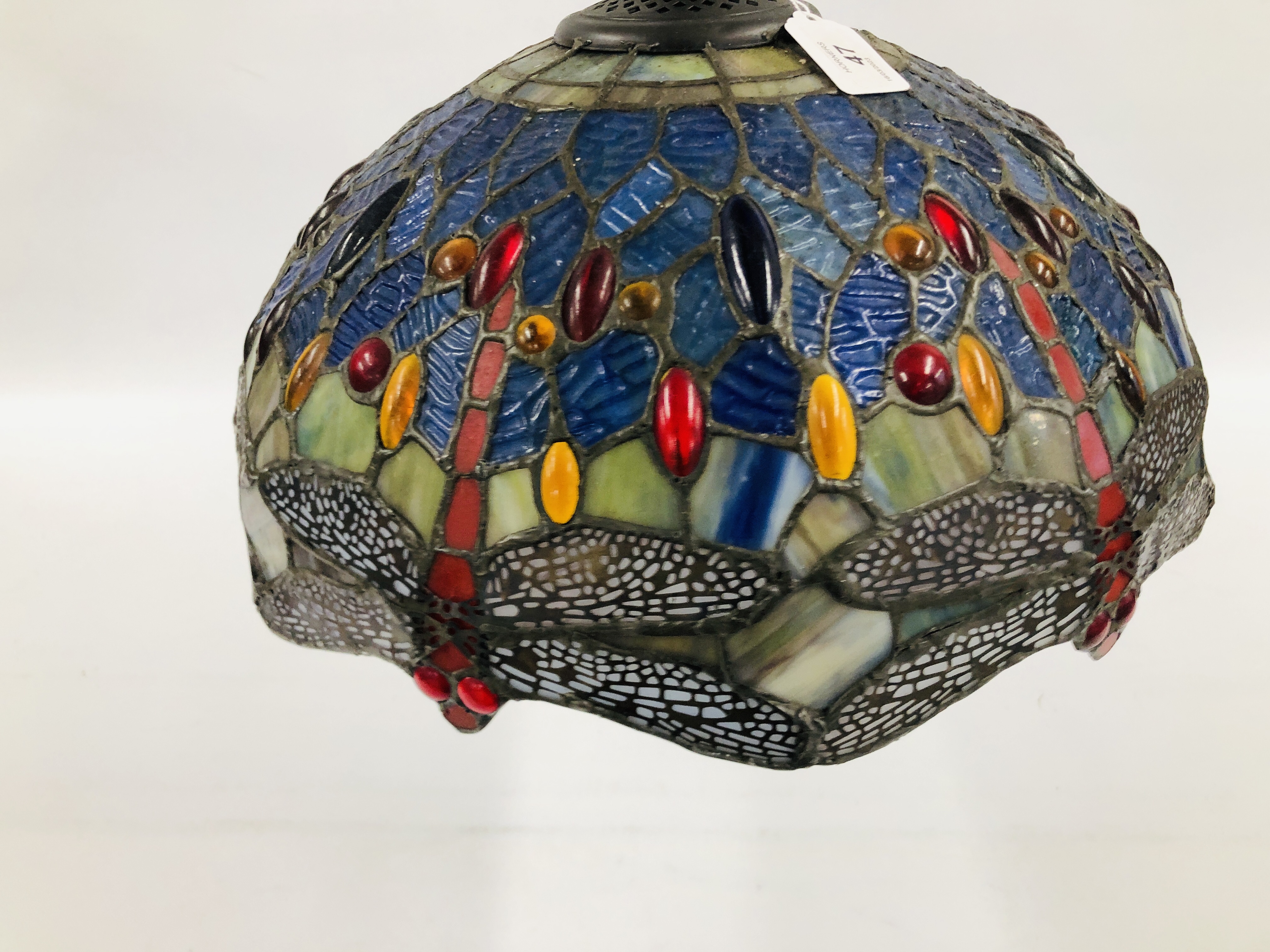 A TIFFANY STYLE STAINED GLASS DRAGONFLY CEILING LIGHT DIA. 40CM. - Image 2 of 7