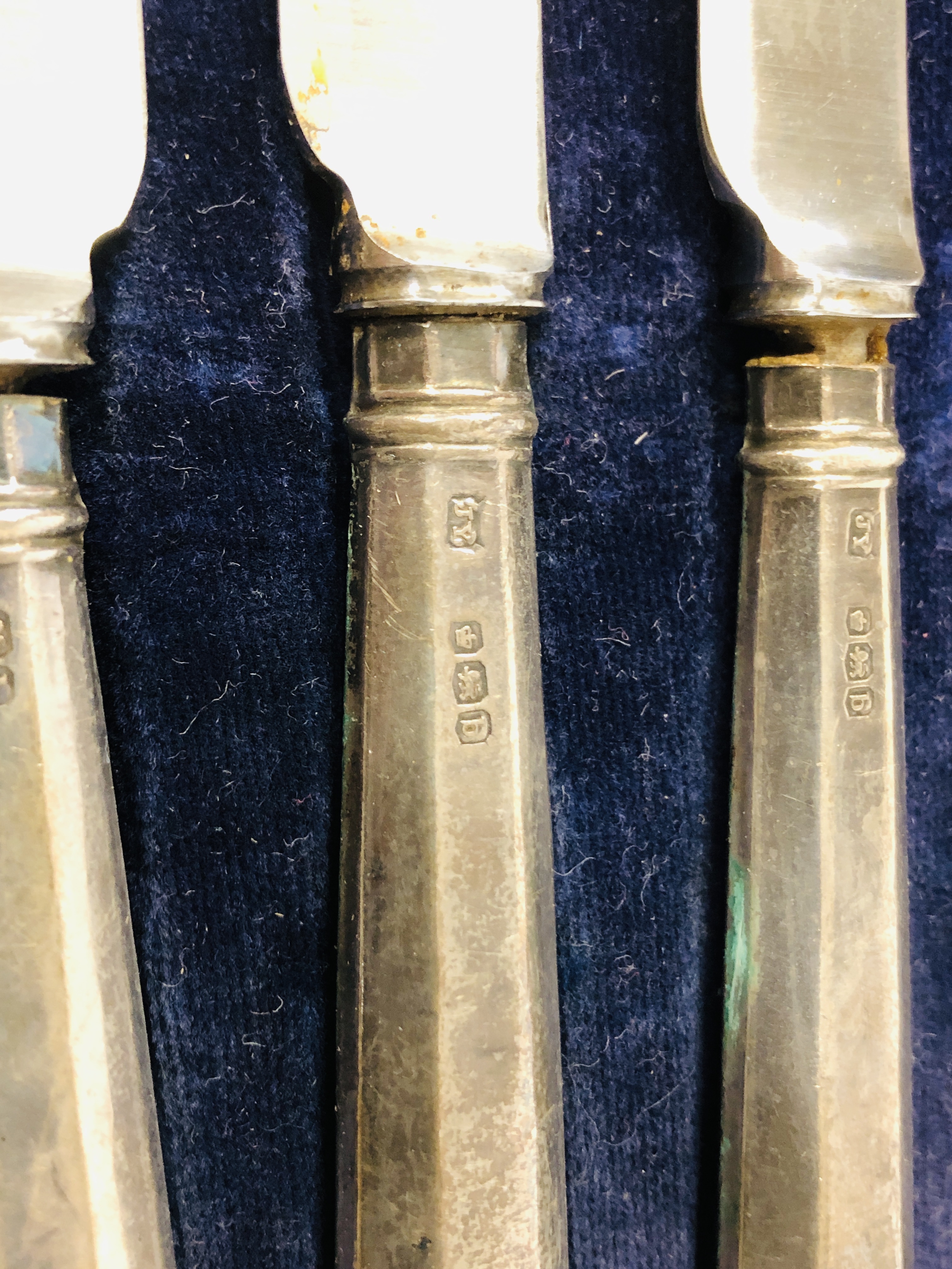 A CASED SET OF SIX SILVER HANDLED BUTTER KNIVES, SIX SILVER COFFEE BEAN SPOONS, BIRMINGHAM ASSAY, - Image 9 of 9