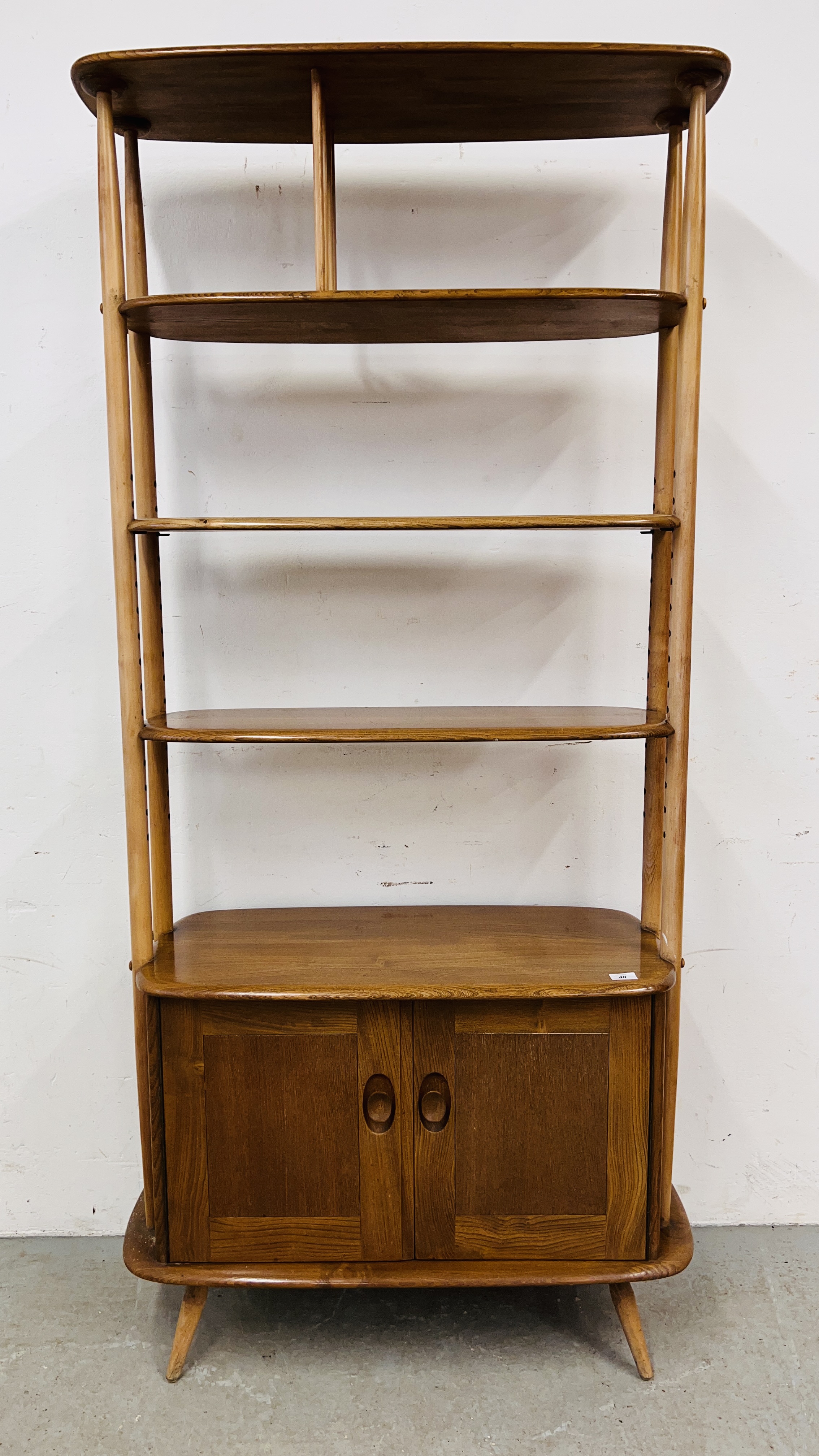 AN ERCOL WINDSOR GIRAFFE ROOM DIVIDER WITH 2 DOOR CUPBOARD BASE,