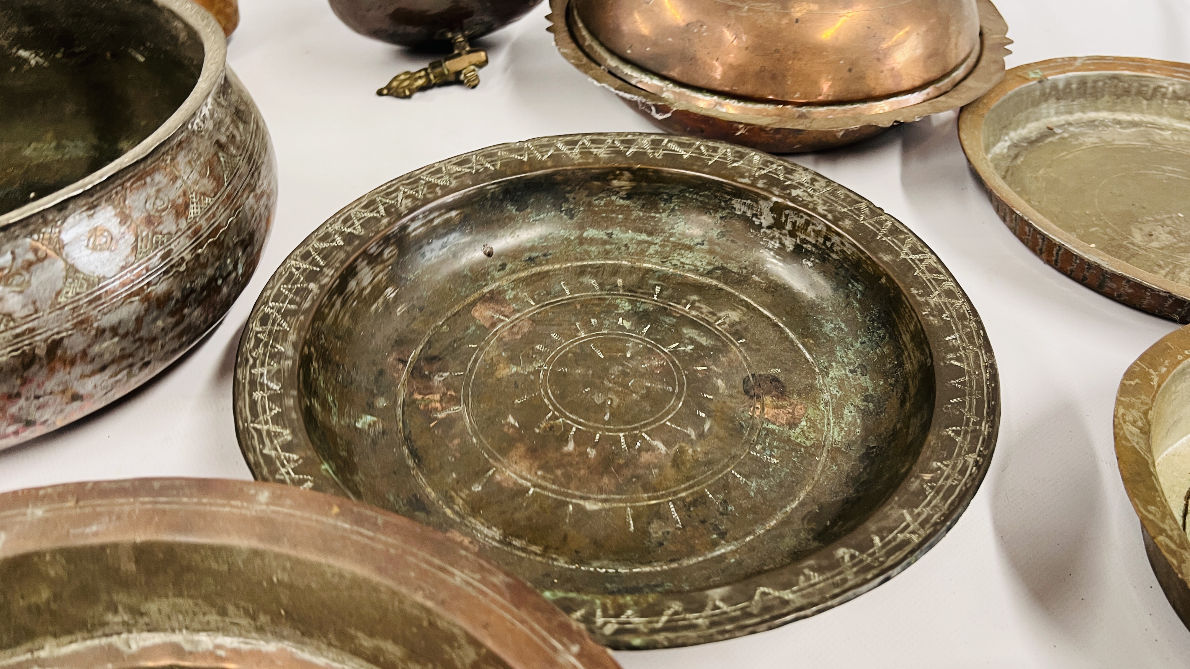 A BOX OF ASSORTED MIDDLE EASTERN AND ASIAN METAL WARE ARTIFACTS COMPRISING PANS, CONTAINER, VESSELS, - Image 10 of 16