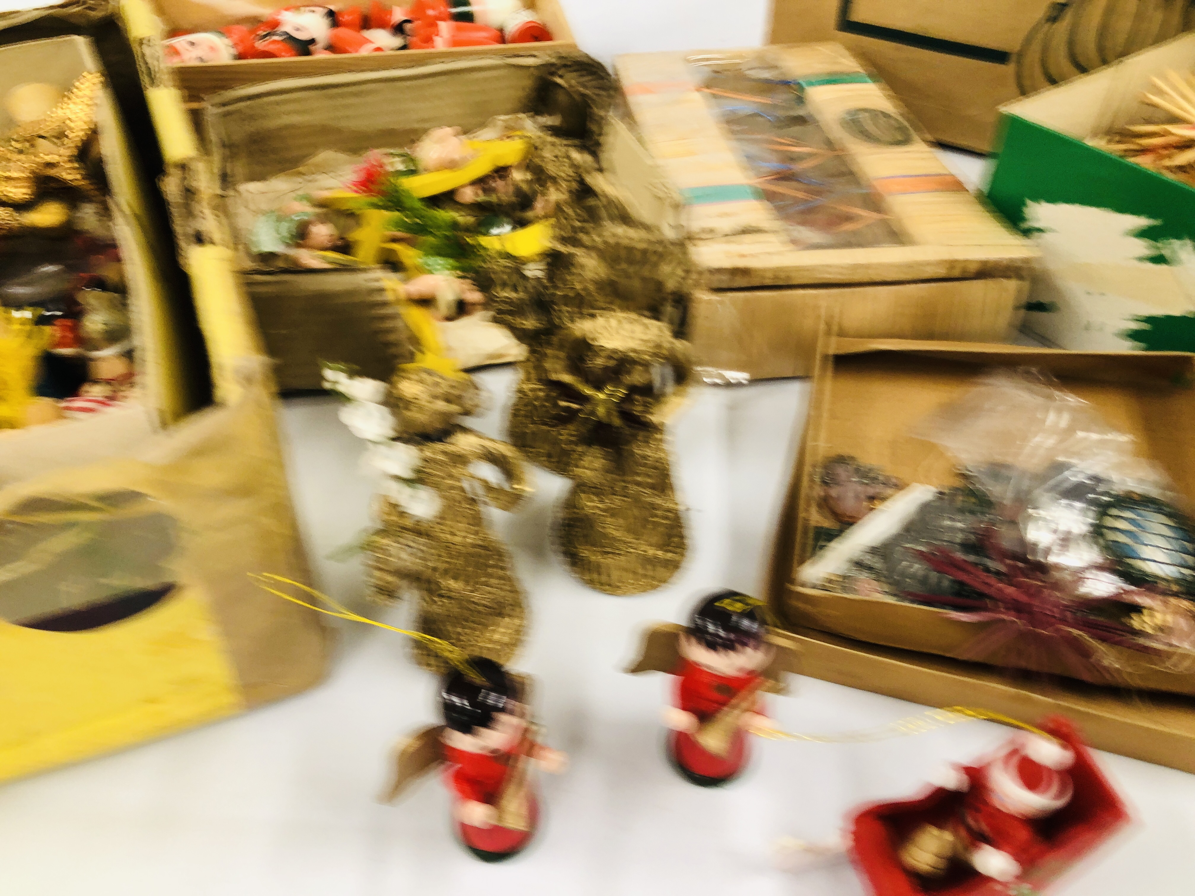 A GROUP OF ASSORTED VINTAGE CHRISTMAS DECORATIONS, RUSSIAN DOLLS, ETC. - Image 2 of 8