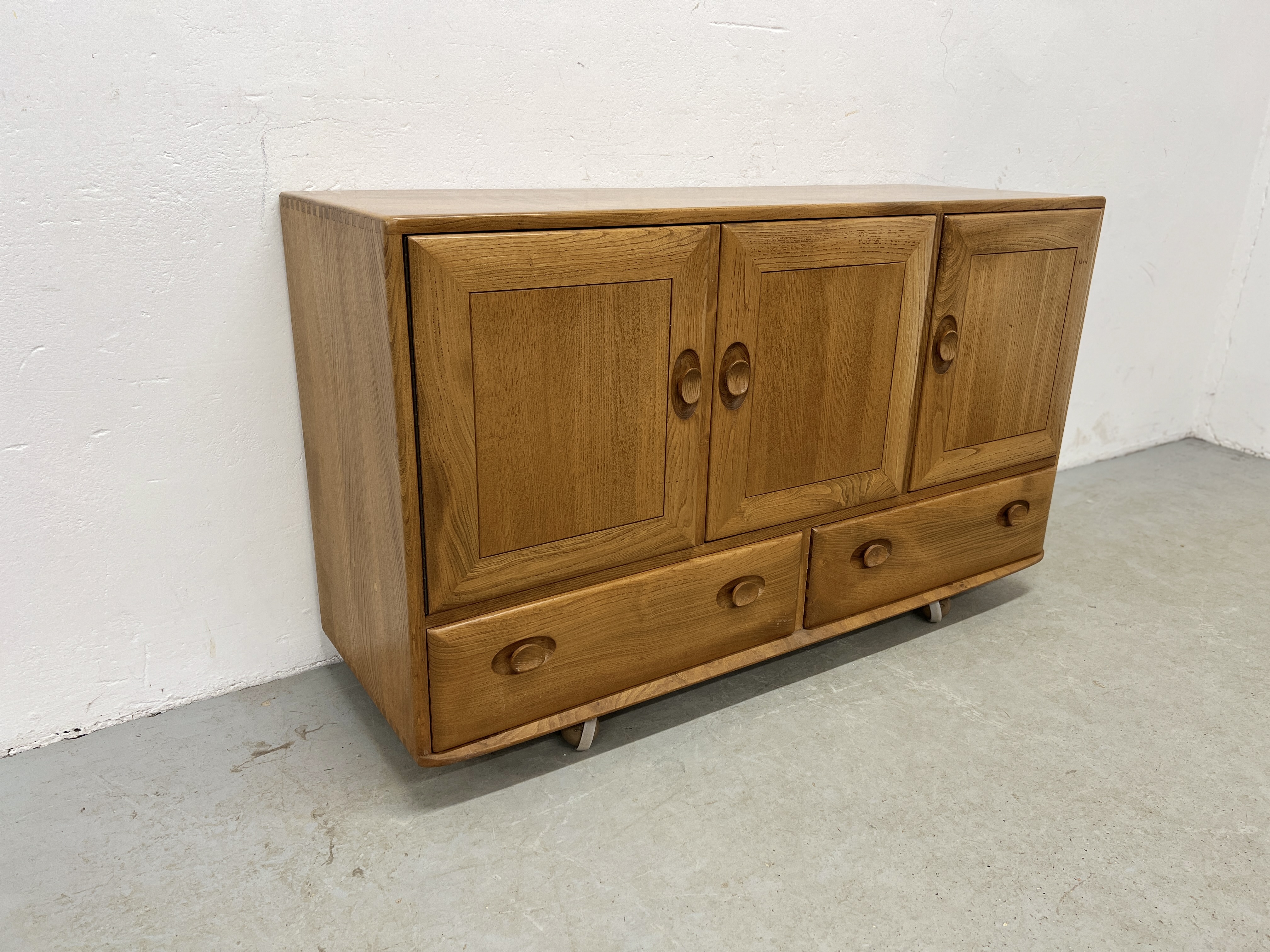 AN ERCOL WINDSOR SIDEBOARD, 3 CUPBOARD DOORS ABOVE 2 DRAWERS W 130CM X D 44CM X H 76CM. - Image 3 of 18