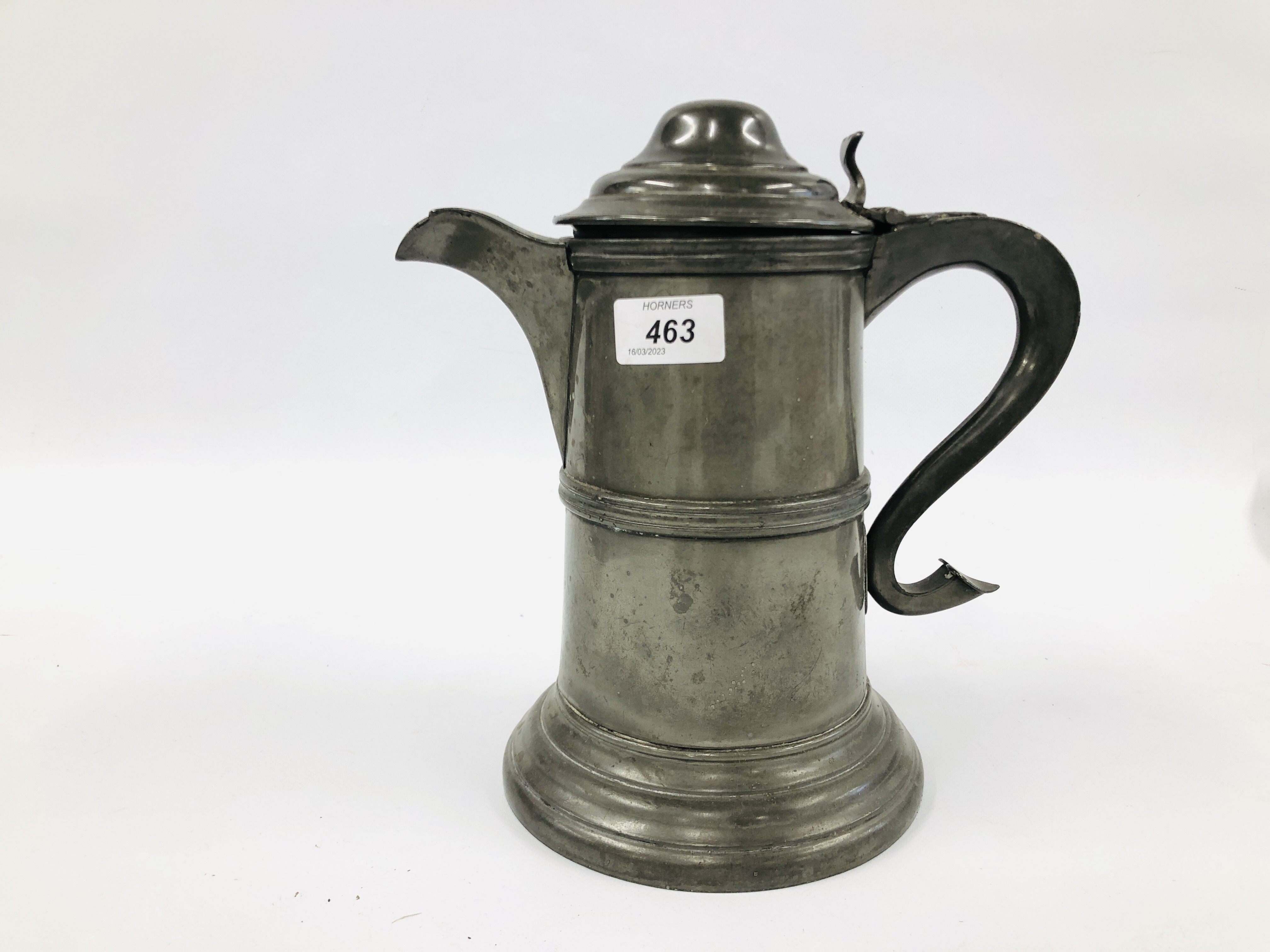 A VICTORIAN PEWTER FLAGON, H 26CM.