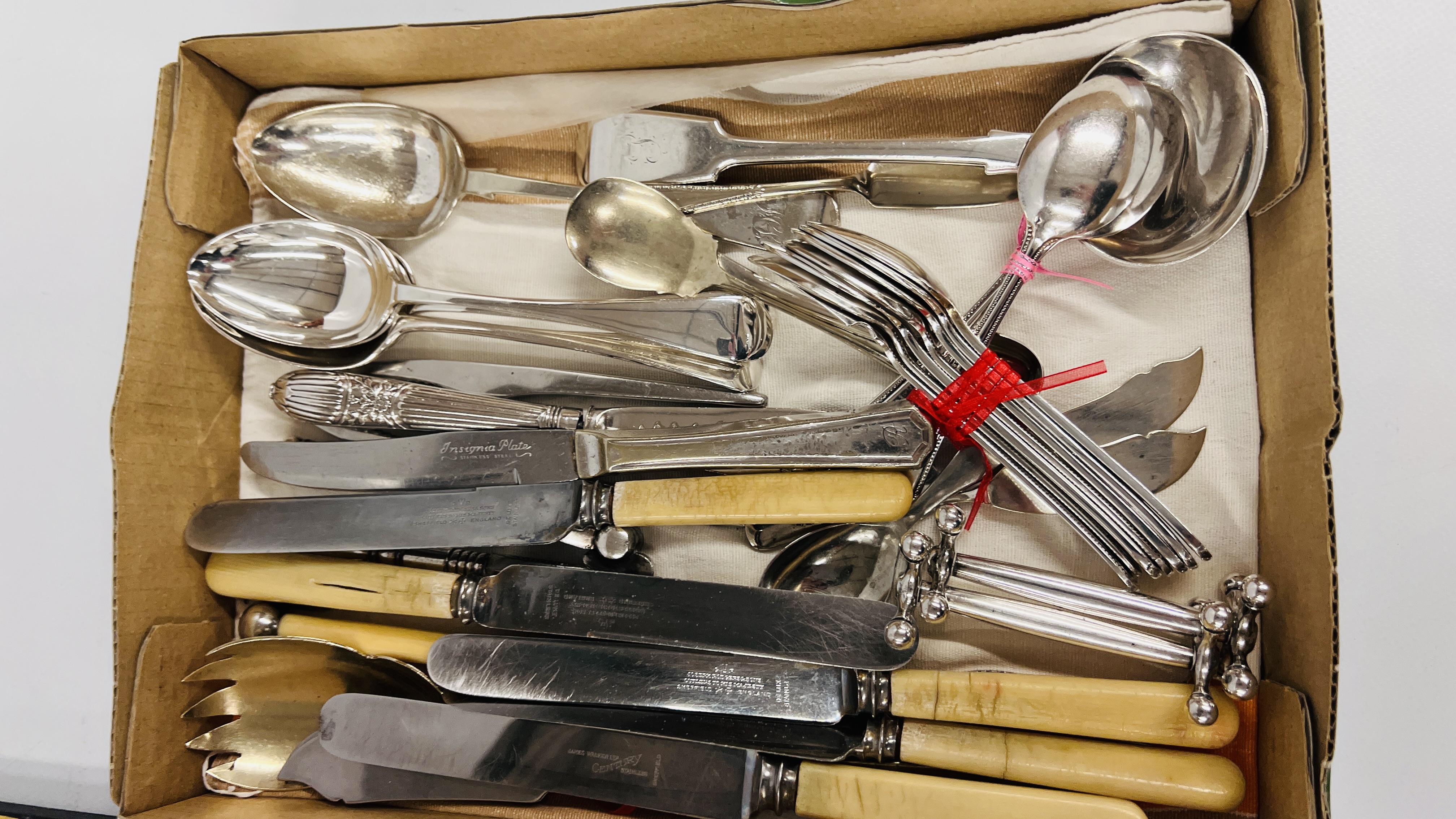 A COLLECTION OF ASSORTED LOOSE SILVER PLATED CUTLERY ALONG WITH A CASED SET OF 6 TEASPOONS AND - Image 2 of 8