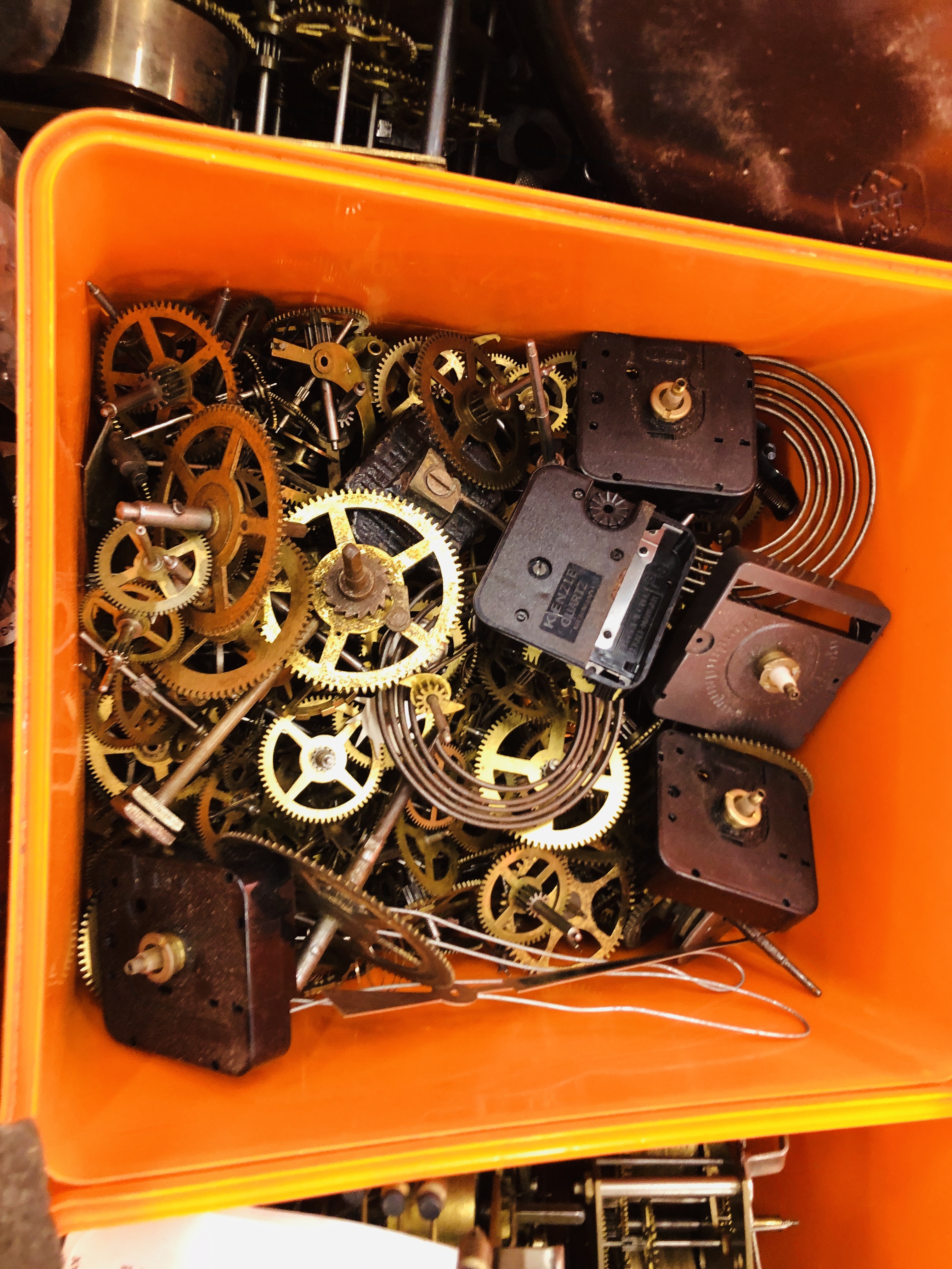 3 X BOXES OF ASSORTED MODERN & VINTAGE CLOCK PARTS & ACCESSORIES TO INCLUDE CLOCK GLASSES, HANDS, - Image 11 of 11