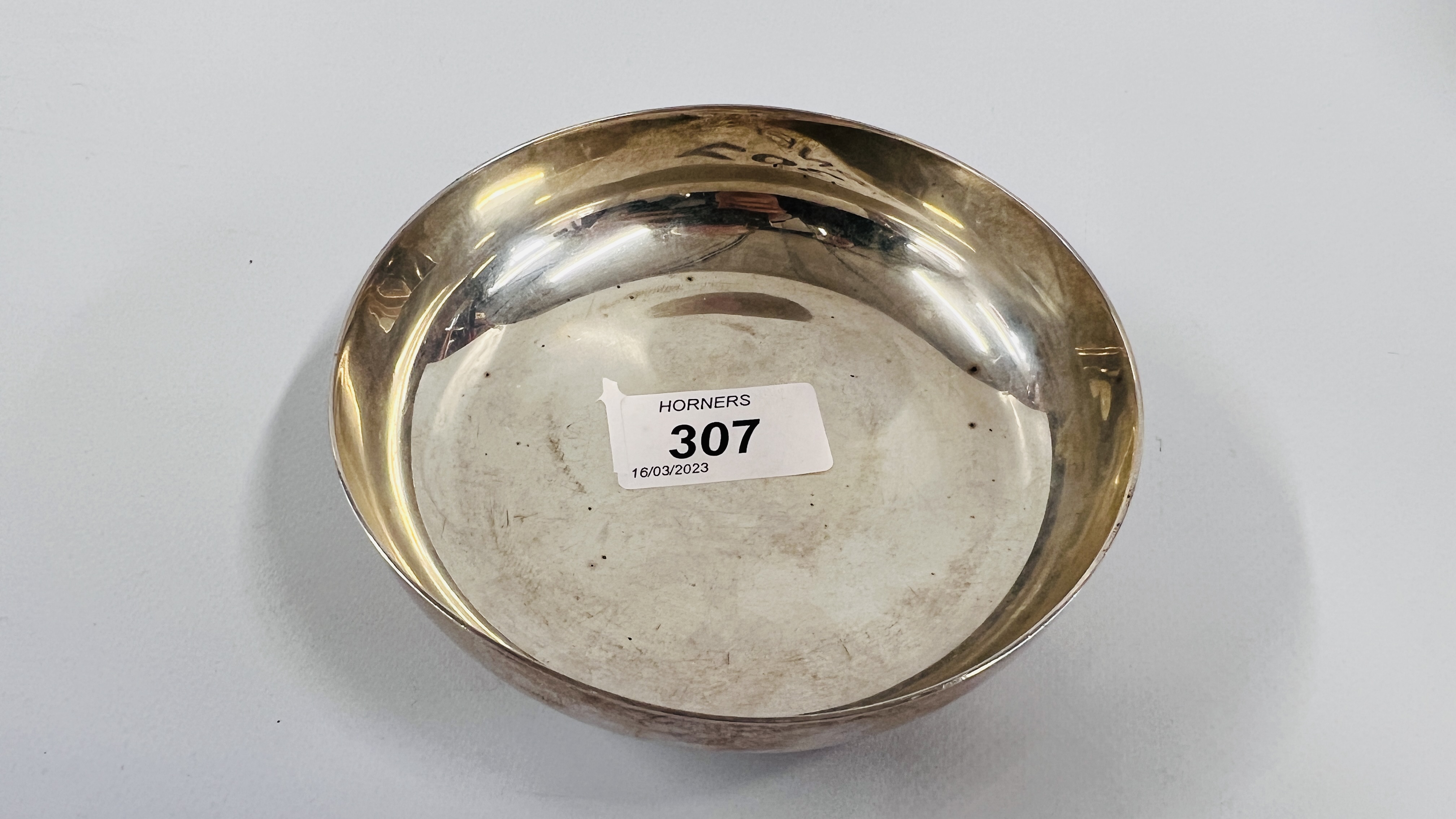 A SILVER DISH, DIAMETER 12.5CM., LONDON ASSAY, MAKER BARNARDS LTD. - Image 2 of 6