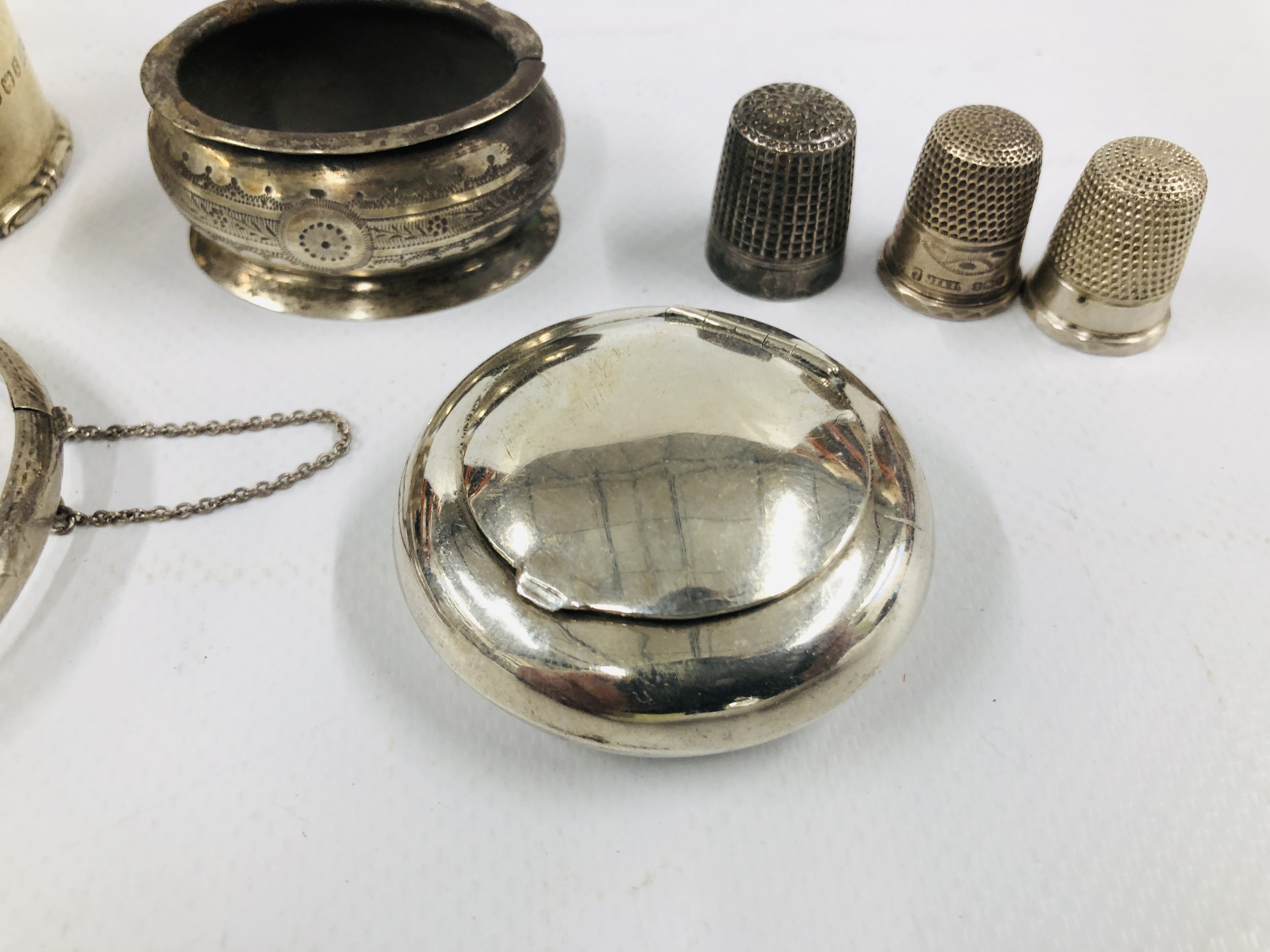 MIXED SILVER ITEMS TO INCLUDE CHARLES HORNER, BRACELET, THIMBLES, ETC. - Image 3 of 16