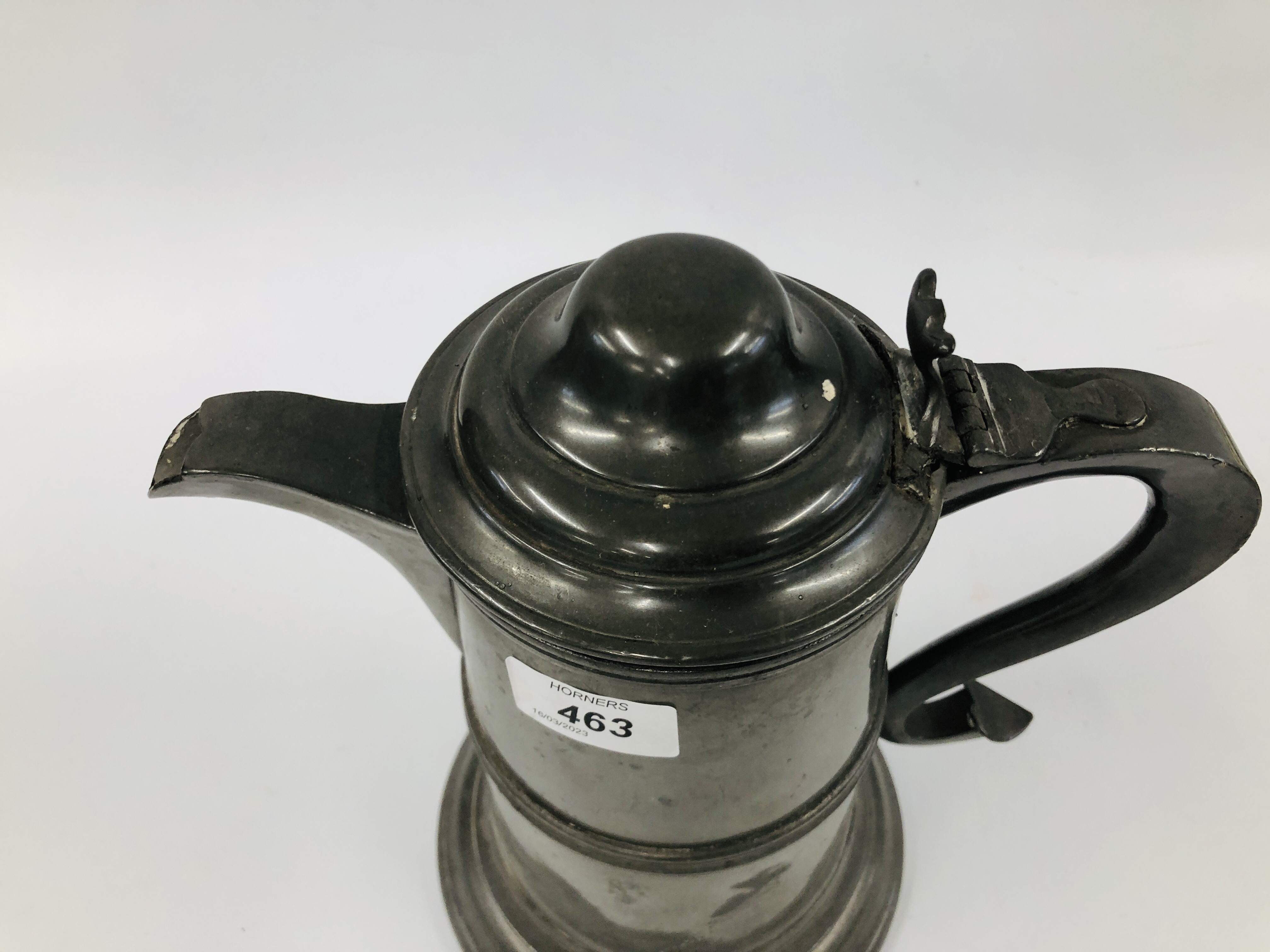 A VICTORIAN PEWTER FLAGON, H 26CM. - Image 2 of 7