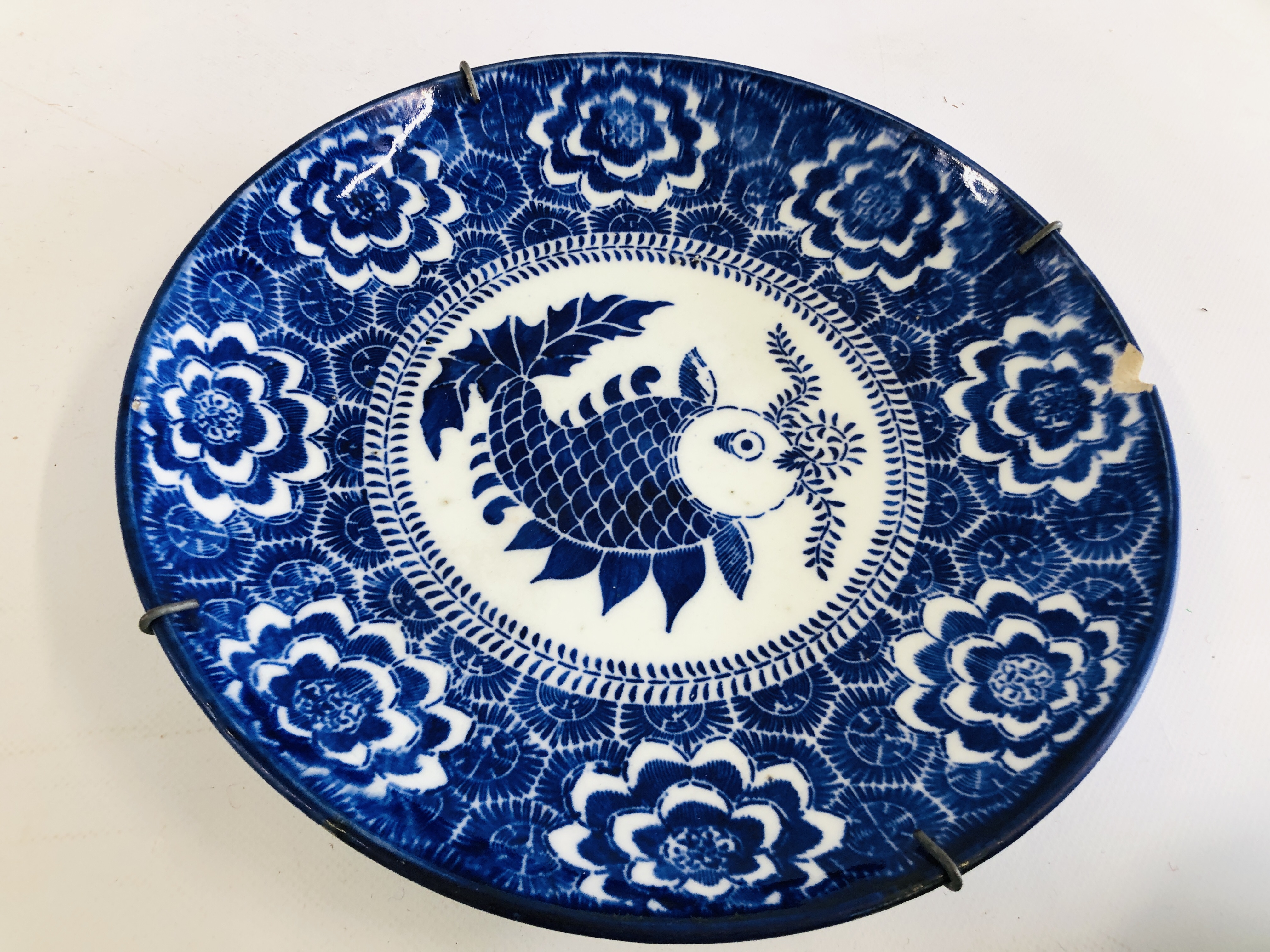A GROUP OF CHINESE BLUE AND WHITE PLATES AND DISHES DECORATED WITH A FISH SYMBOL ALONG WITH A - Image 9 of 14