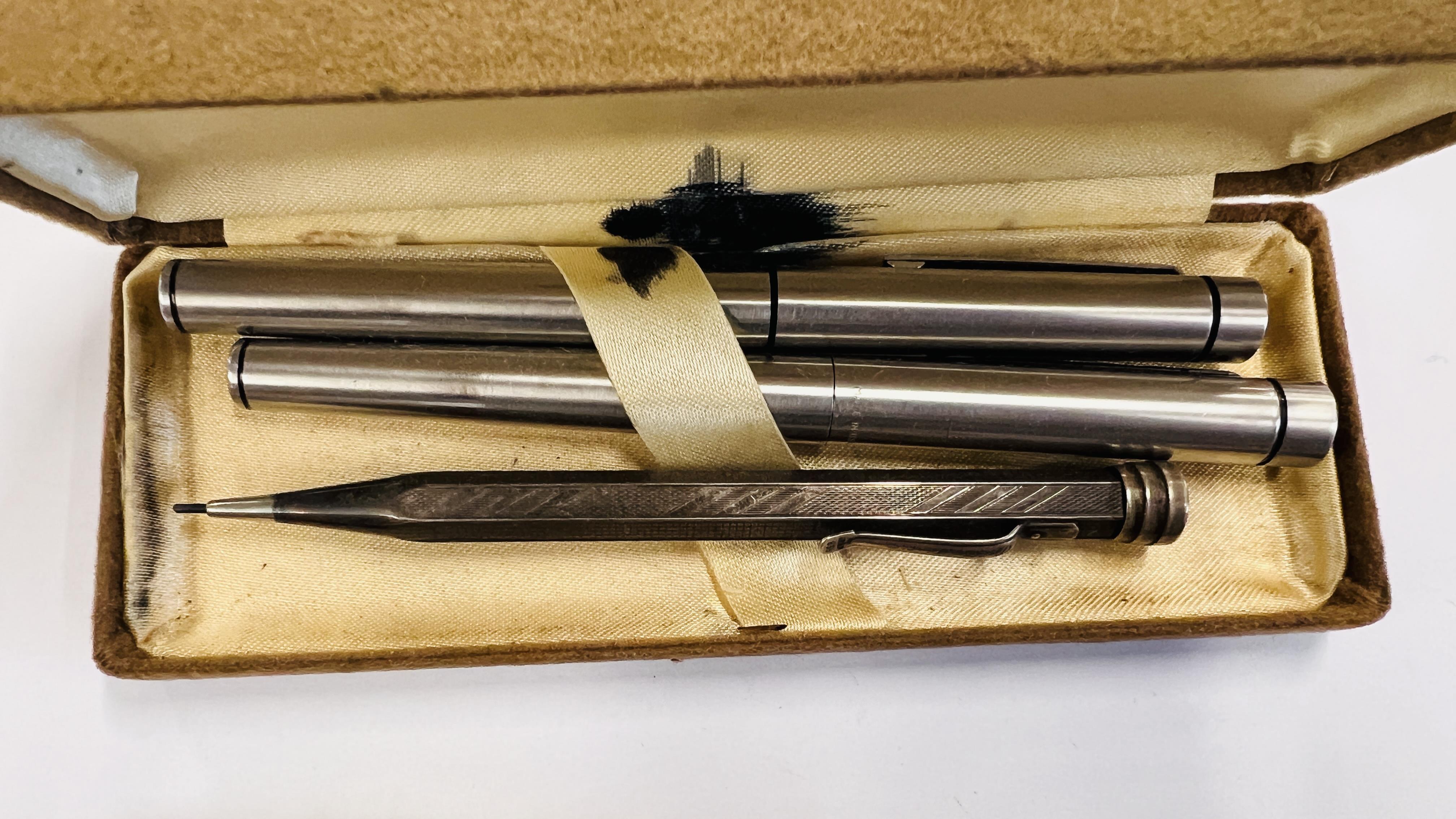 TWO SHEAFFER FOUNTAIN PENS AND BOX ALONG WITH A VINTAGE PROPELLING PENCIL MARKED "SARASTRO" 835. - Image 3 of 4