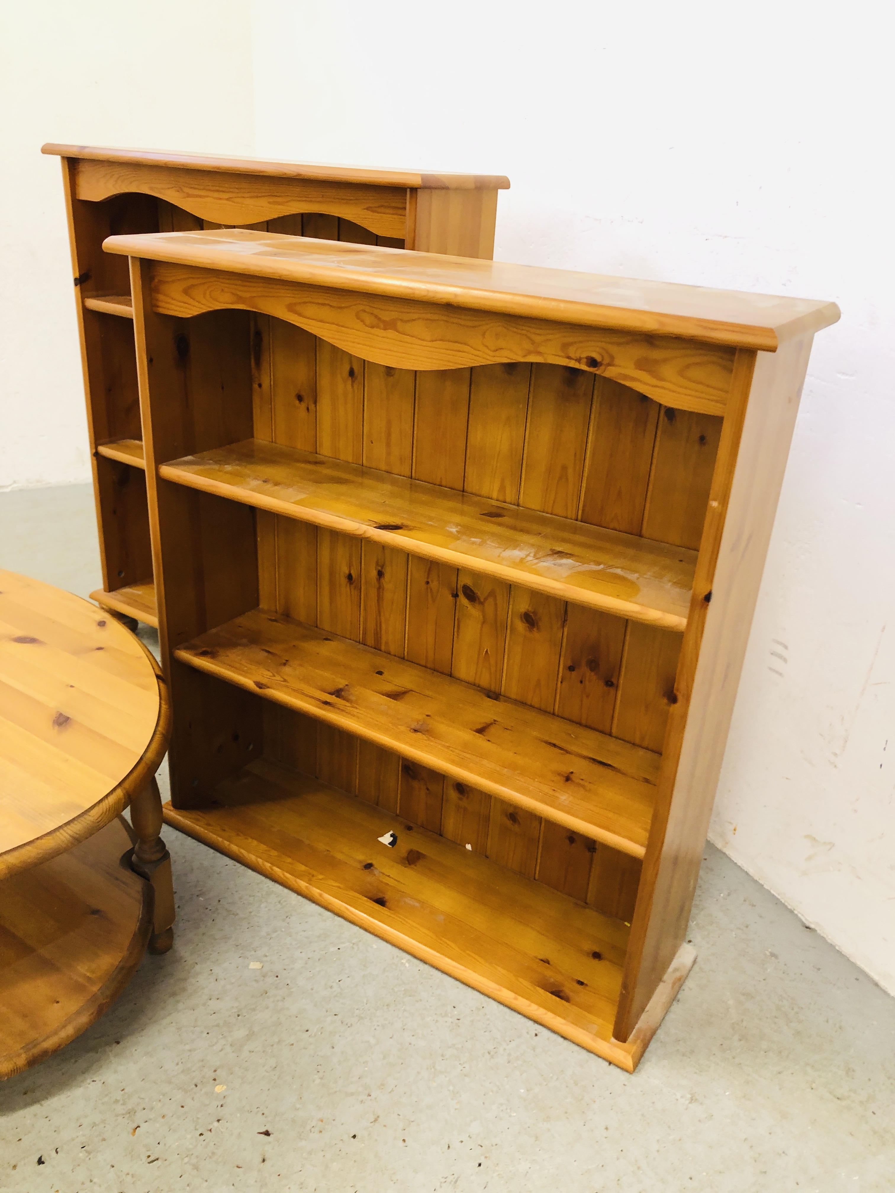 A MODERN HONEY PINE OVAL 2 TIER COFFEE TABLE W 66CM X D 90CM X H 45CM ALONG WITH 2 HONEY PINE - Image 4 of 6