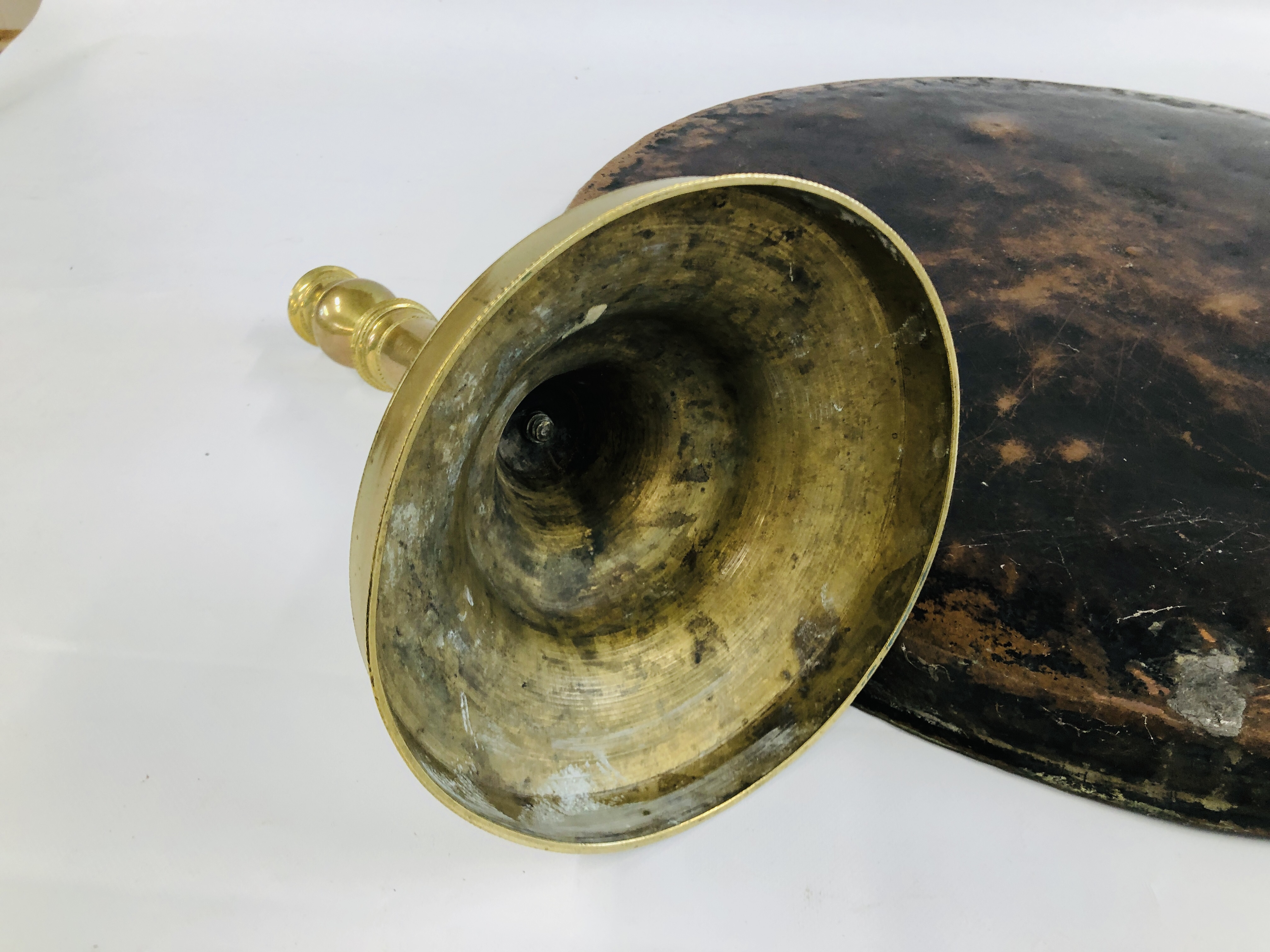 A LARGE MIDDLE EASTERN BRASS CANDLESTICK ON A CIRCULAR BASE H 39. - Image 8 of 8