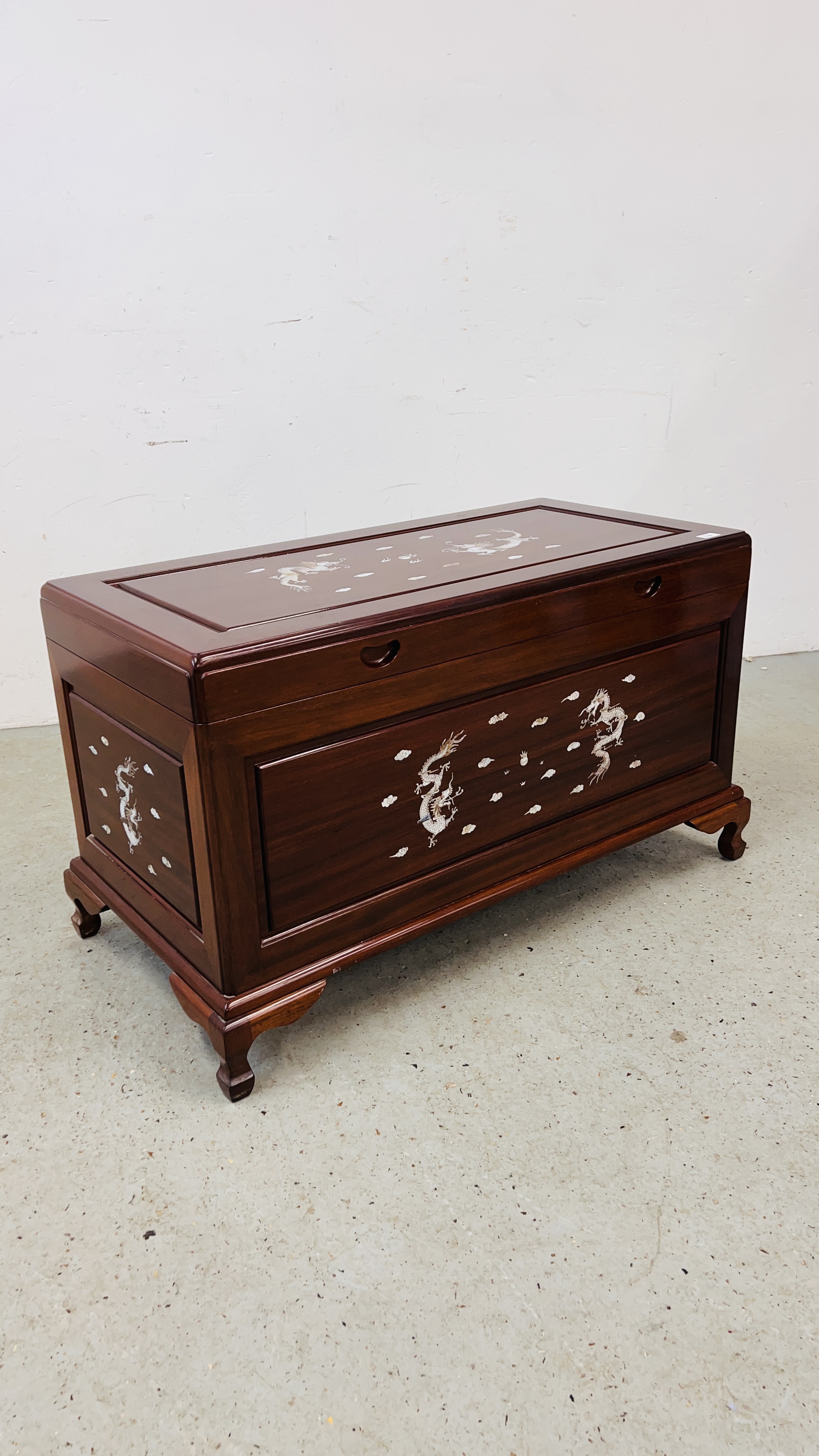 A GOOD QUALITY HARDWOOD ORIENTAL CHEST WITH MOTHER OF PEARL DRAGON INLAY. - Image 3 of 10