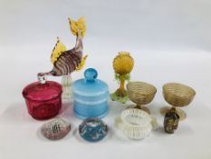 A GROUP OF VINTAGE GLASSWARE TO INCLUDE A MURANO STYLE FISH AND SMALL VASE, CUT GLASS VASE A/F,