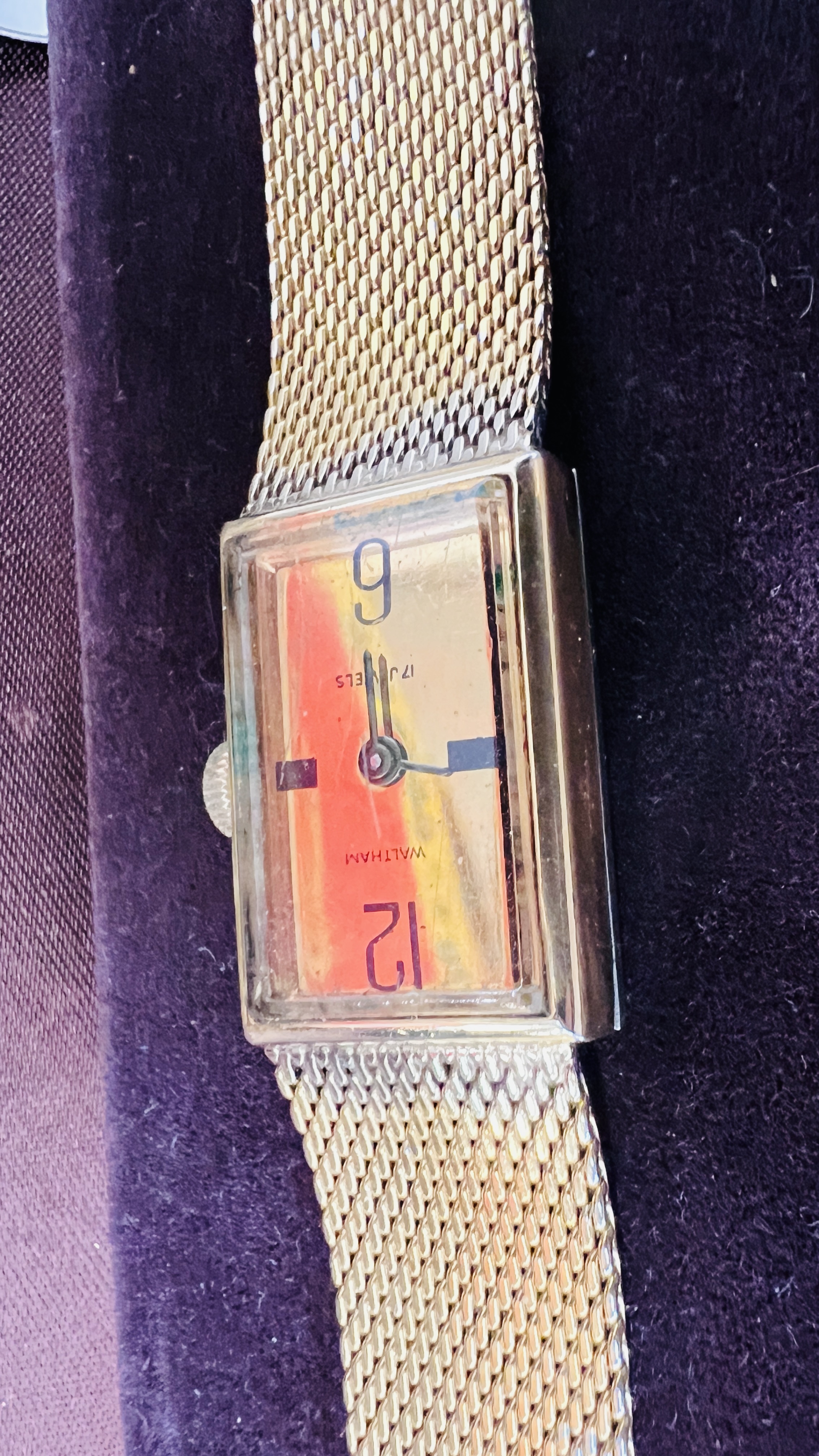 A VINTAGE GENT'S WRIST WATCH MARKED "WALTHAM" IN ORIGINAL BOX WITH WATCH OWNERS GUIDE. - Image 3 of 6