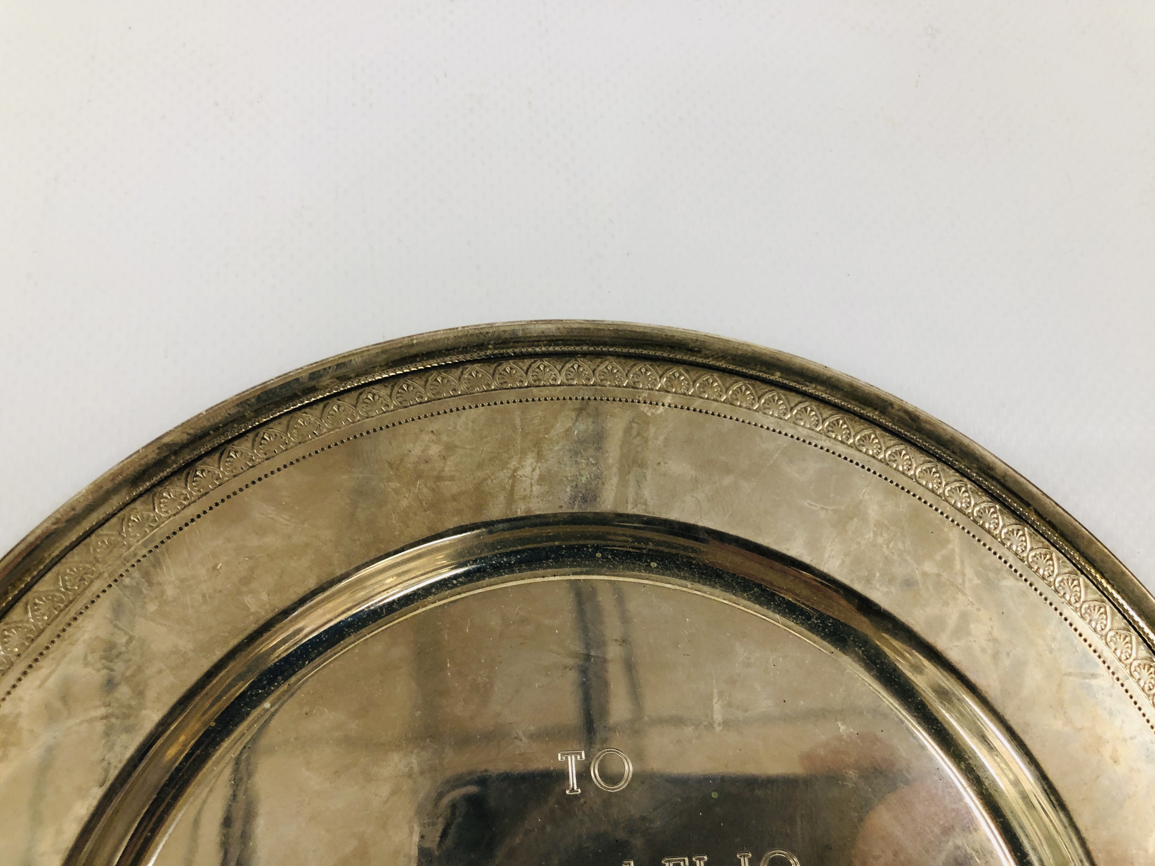 A CONTINENTAL SILVER CIRCULAR PRESENTATION PLATE, STAMPED 800, DIA. 19CM. - Image 5 of 9