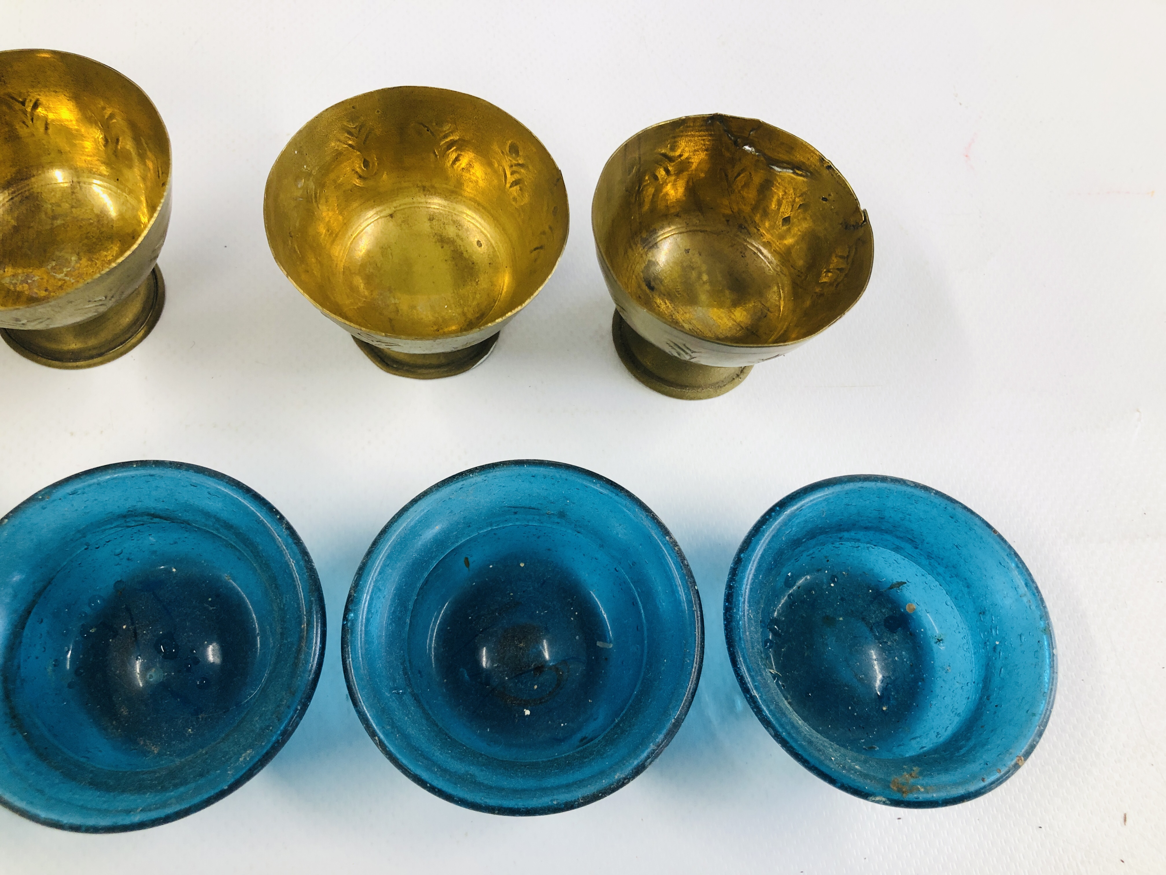 A SET OF SIX MIDDLE EASTERN BRASS GOBLET VESSELS WITH BLUE GLASS LINERS. - Image 10 of 11