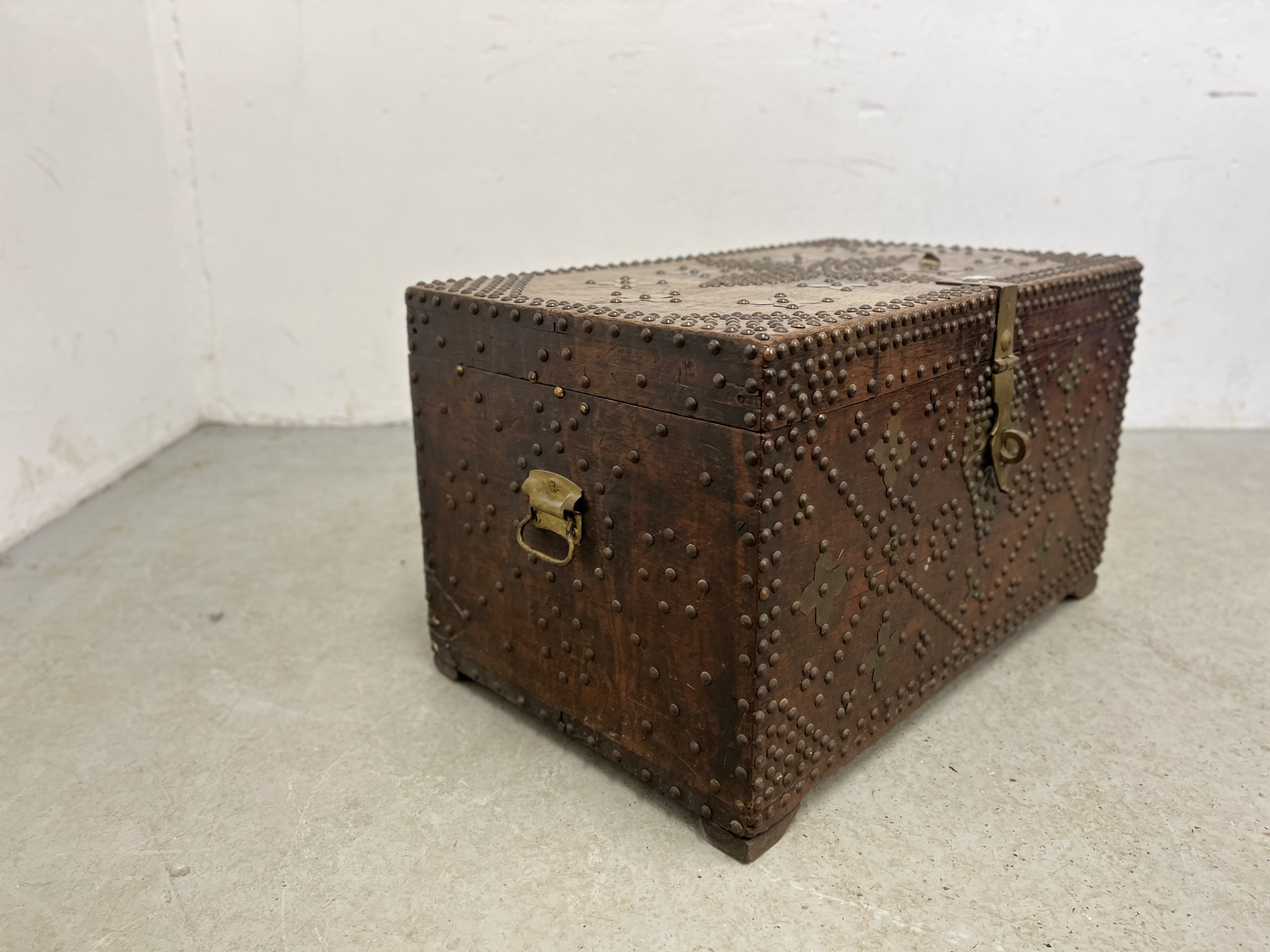 A VINTAGE HARDWOOD TRUNK WITH STUDDED DETAIL LENGTH 75CM. DEPTH 44CM. HEIGHT 43CM. - Image 6 of 11