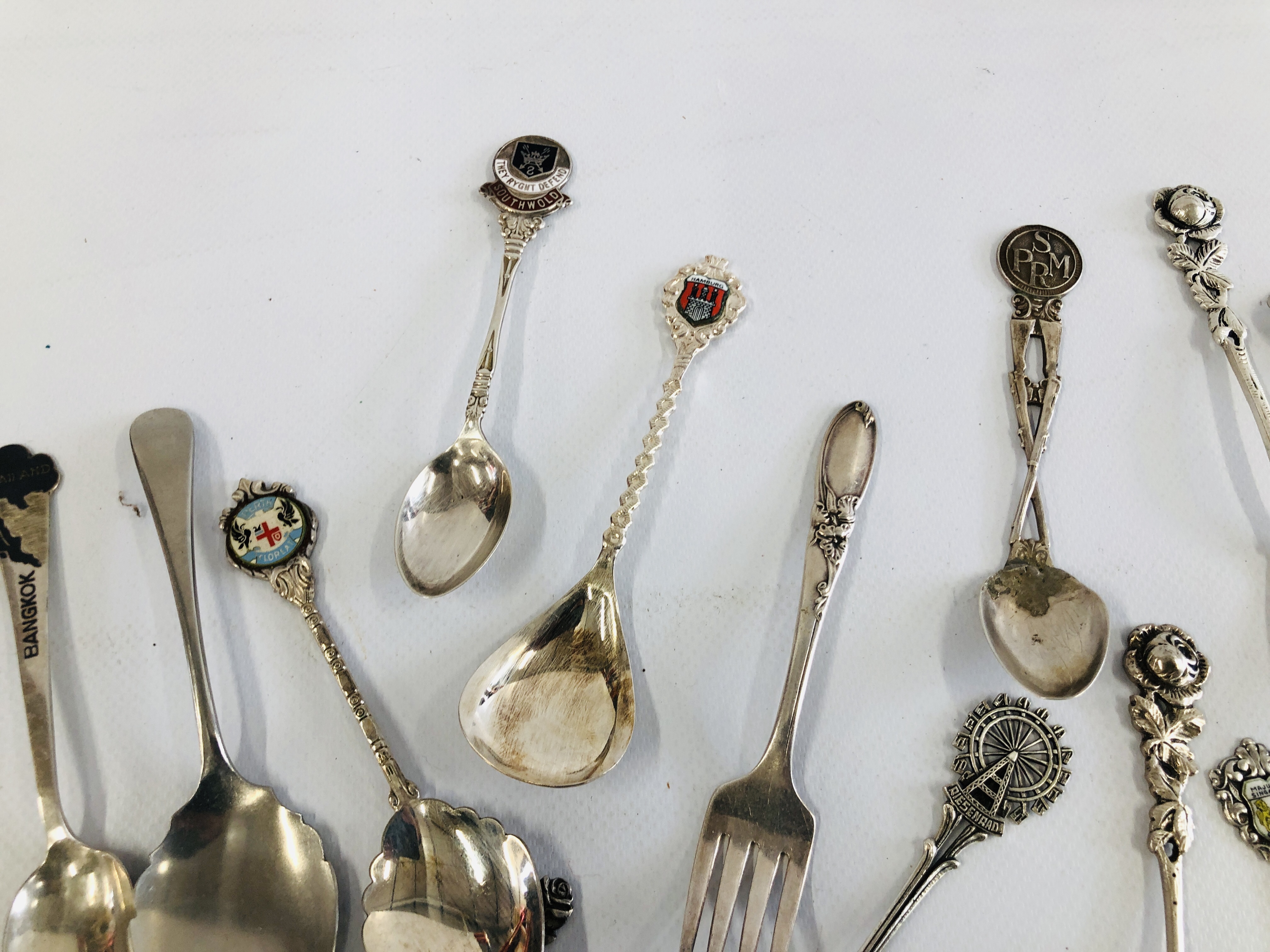 A COLLECTION OF ASSORTED SPOONS AND CUTLERY TO INCLUDE INDIAN WHITE METAL EXAMPLES, - Image 5 of 8