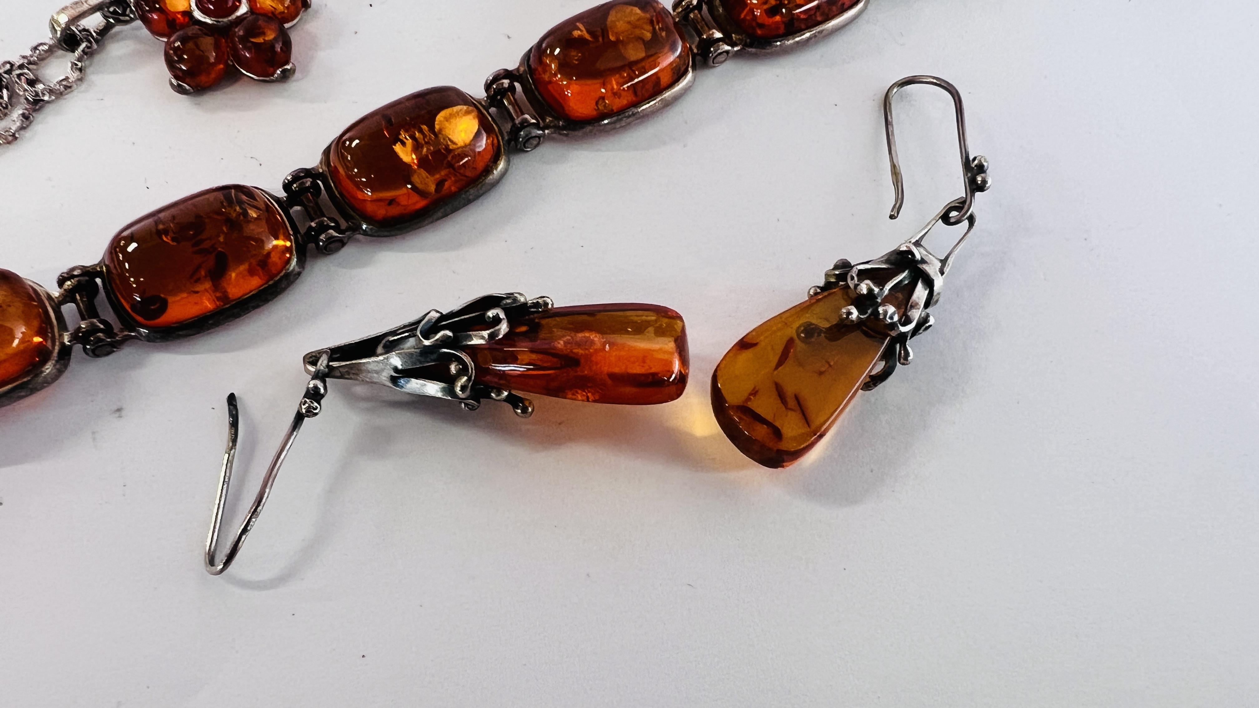 A GROUP OF AMBER TYPE SILVER JEWELLERY TO INCLUDE BRACELET, DROP EARRINGS & A PENDANT NECKLACE. - Image 3 of 7