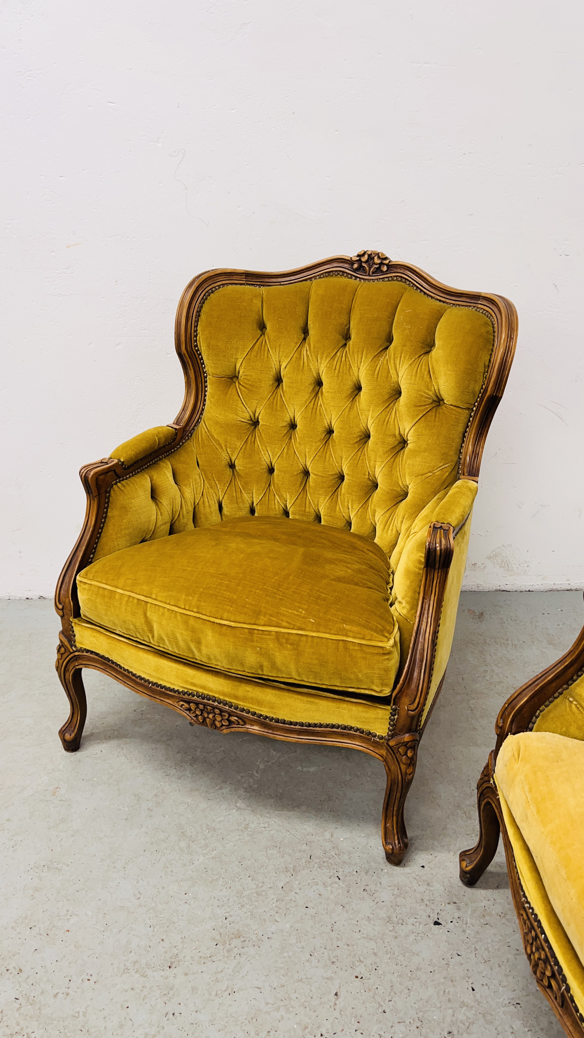 A CONTINENTAL STYLE THREE PIECE LOUNGE SUITE WITH GOLD VELOUR BUTTON BACK UPHOLSTERY (TRADE SALE - Image 8 of 14